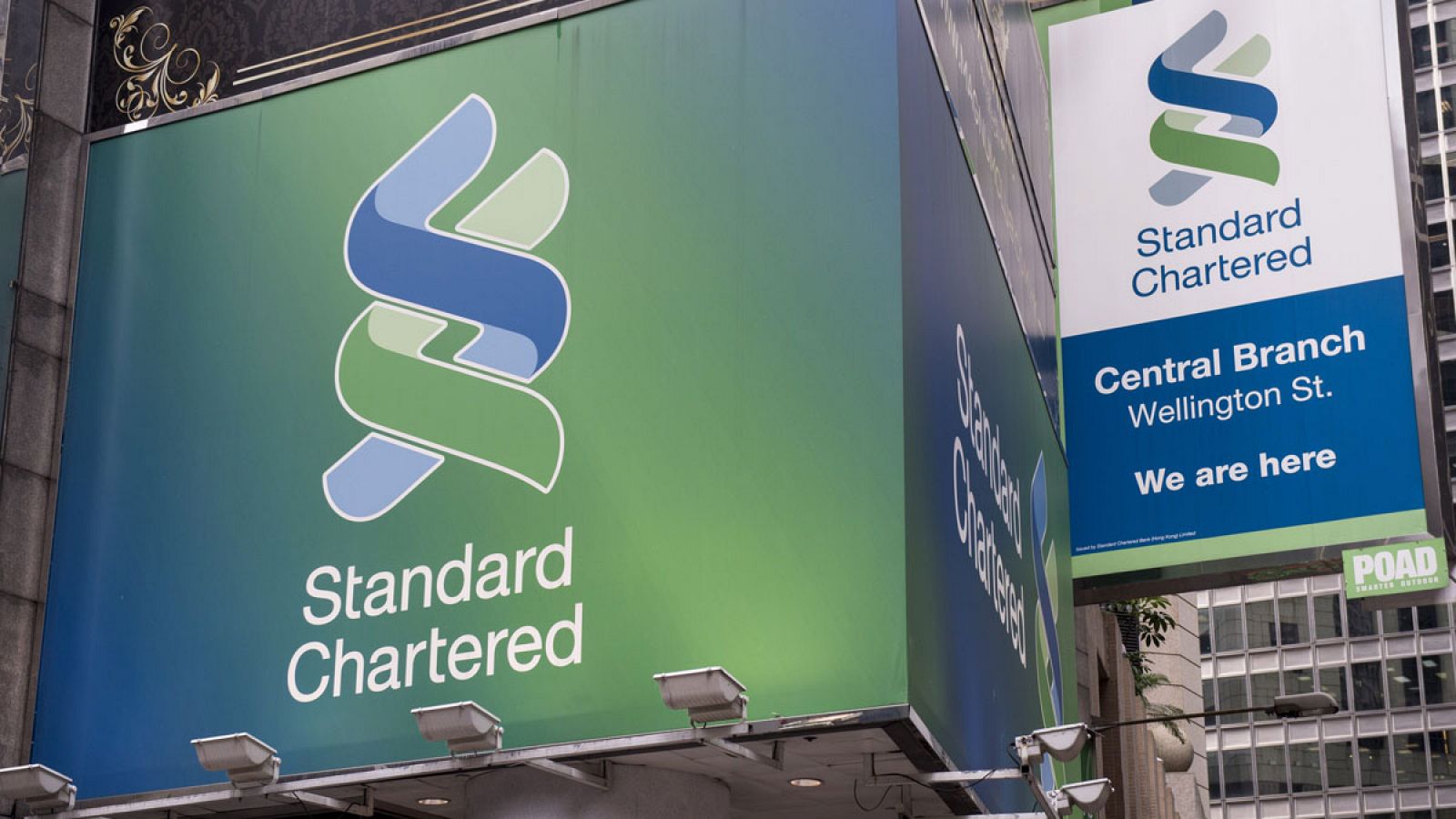 Logo del banco británico Standard Chartered en su sede central de Hong Kong