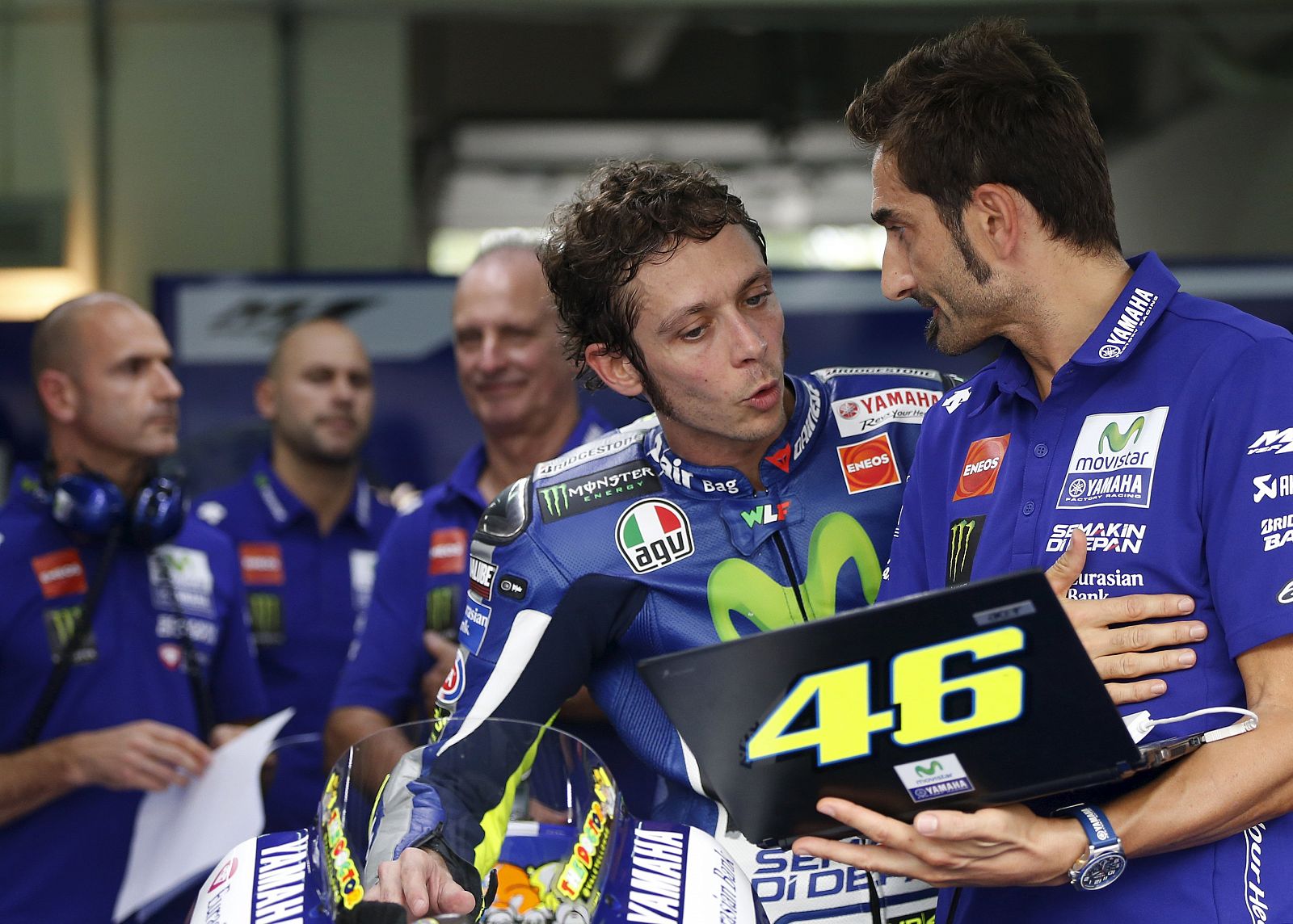 Imagen de Valentino Rossi hablando con sus mecánicos de Yamaha en el circuito de Sepang.