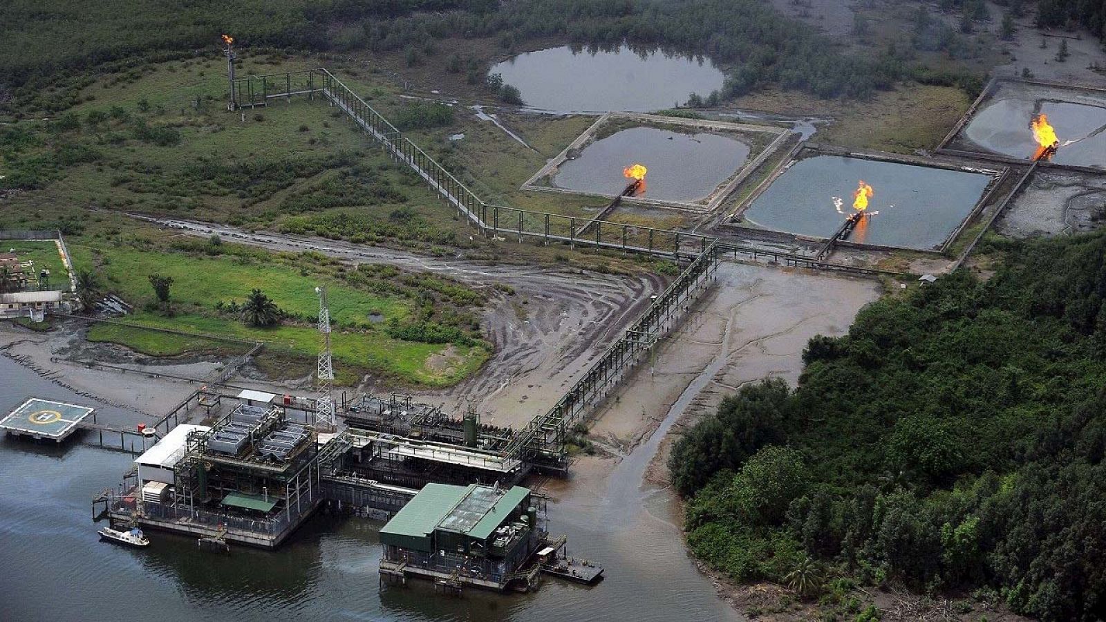 Fotografía de archivo (22 de marzo de 2013) de los canales de la planta de gas Cawtharine de Shell en Awoba, delta del río Níger, en Nigeria.  AFP PHOTO / PIUS UTOMI EKPEI