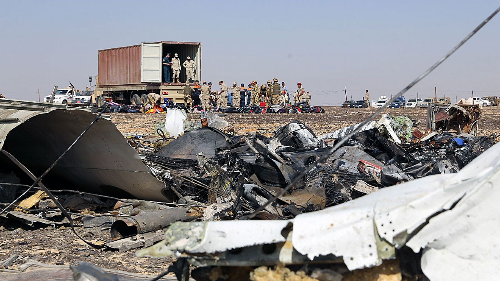 Personal de emergencias ruso y egipcio trabajando en los restos del Airbus A321 siniestrado en Egipto