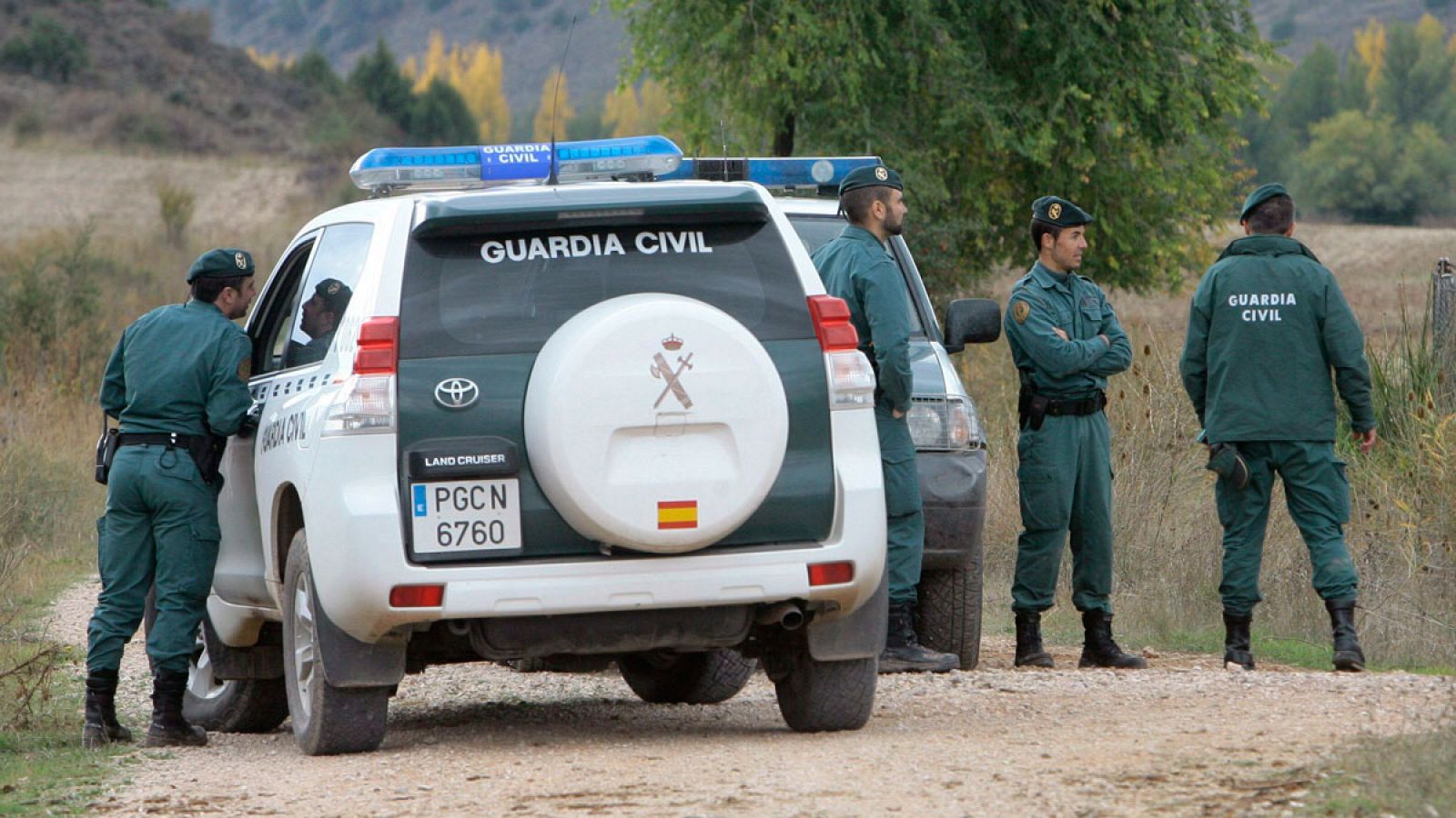 Agentes de la Guardia Civil en las tareas de búsqueda, en La Riba de Saélices, del cadáver de la mujer embarazada de Cifuentes (Guadalajara)