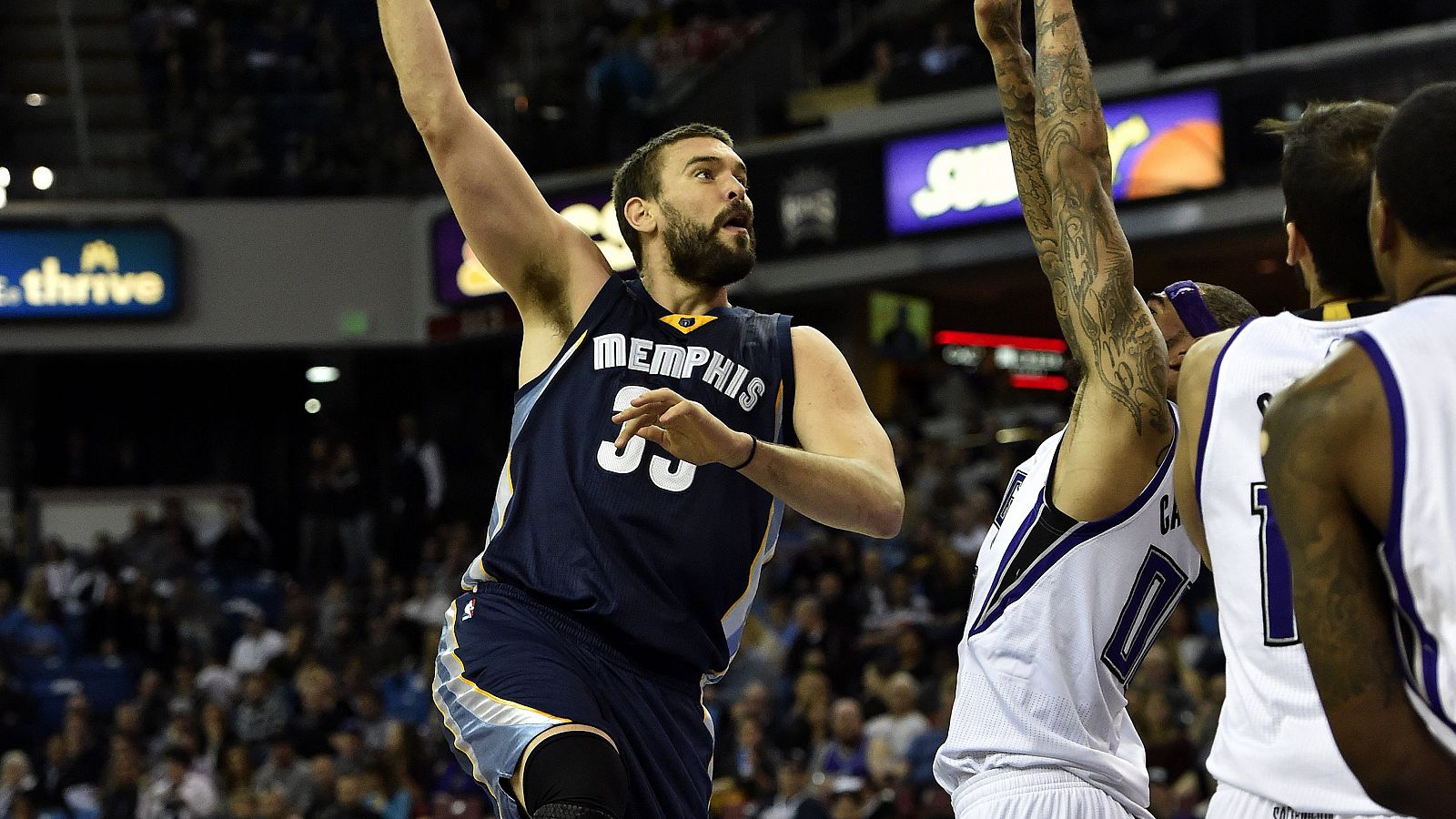El jugador de Memphis Grizzlies Marc Gasol trata de convertir una cesta ante la marca de Willie Cauley-Stein, de Sacramento Kings.
