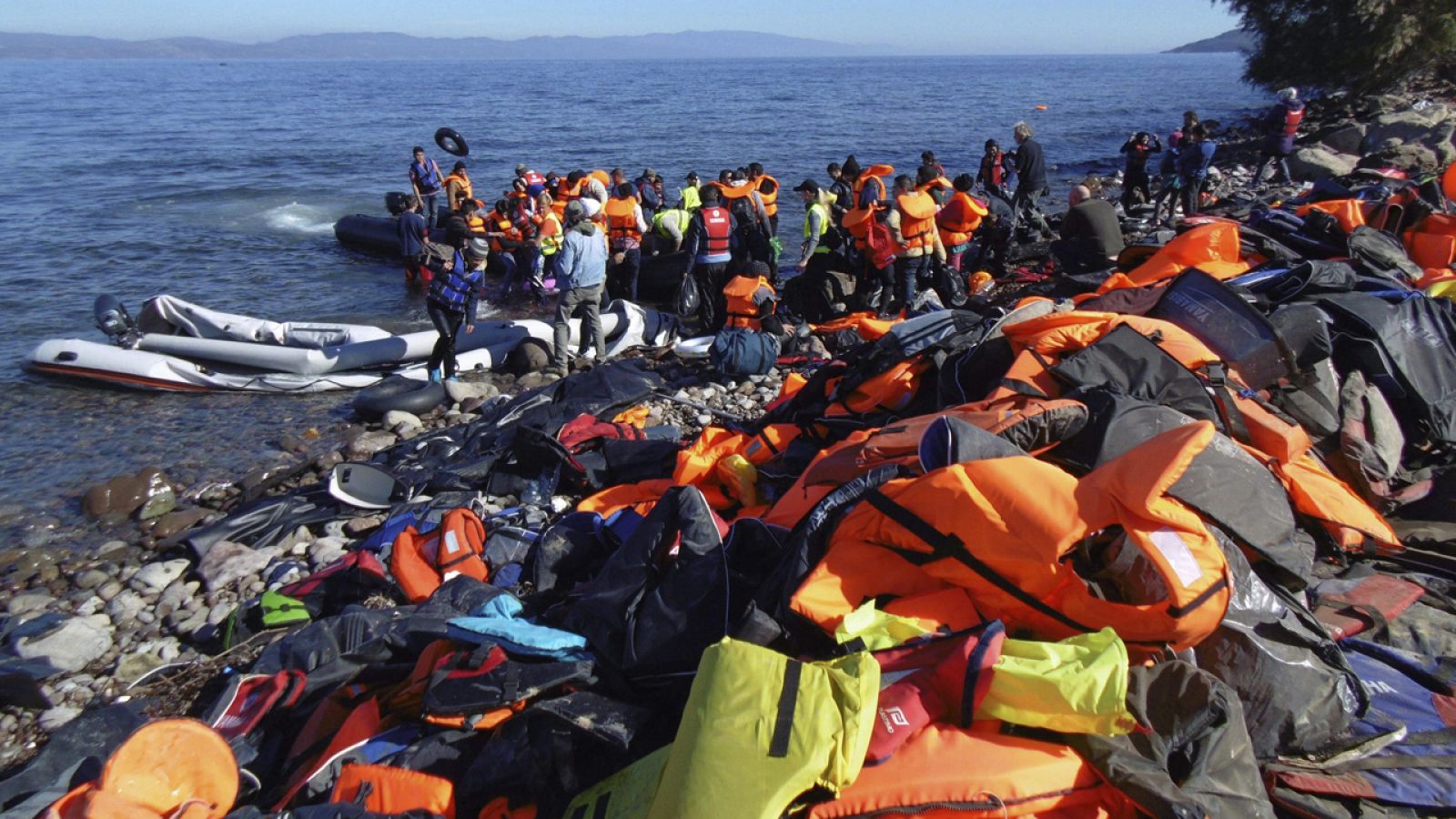 Vista de la llegada de refugiados en pateras a las costas de la isla de Lesbos