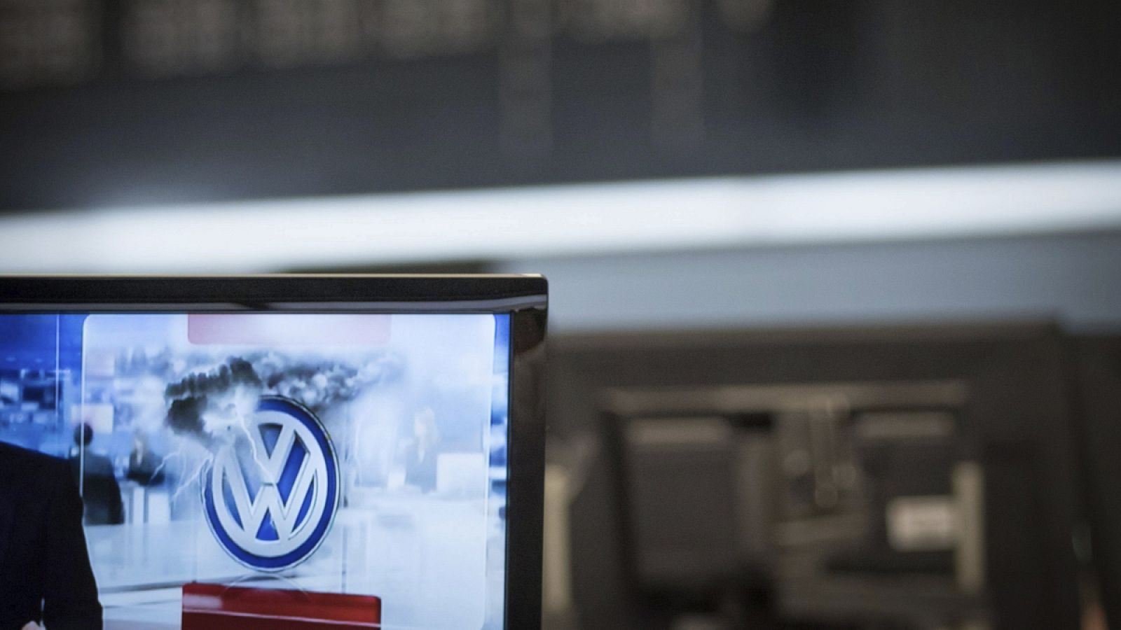 Un logotipo de Volkswagen aparece en un monitor en la Bolsa de Fráncfort