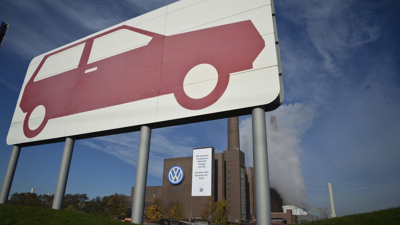 Logotipo de Volkswagen en su sede central de Wolfsburgo
