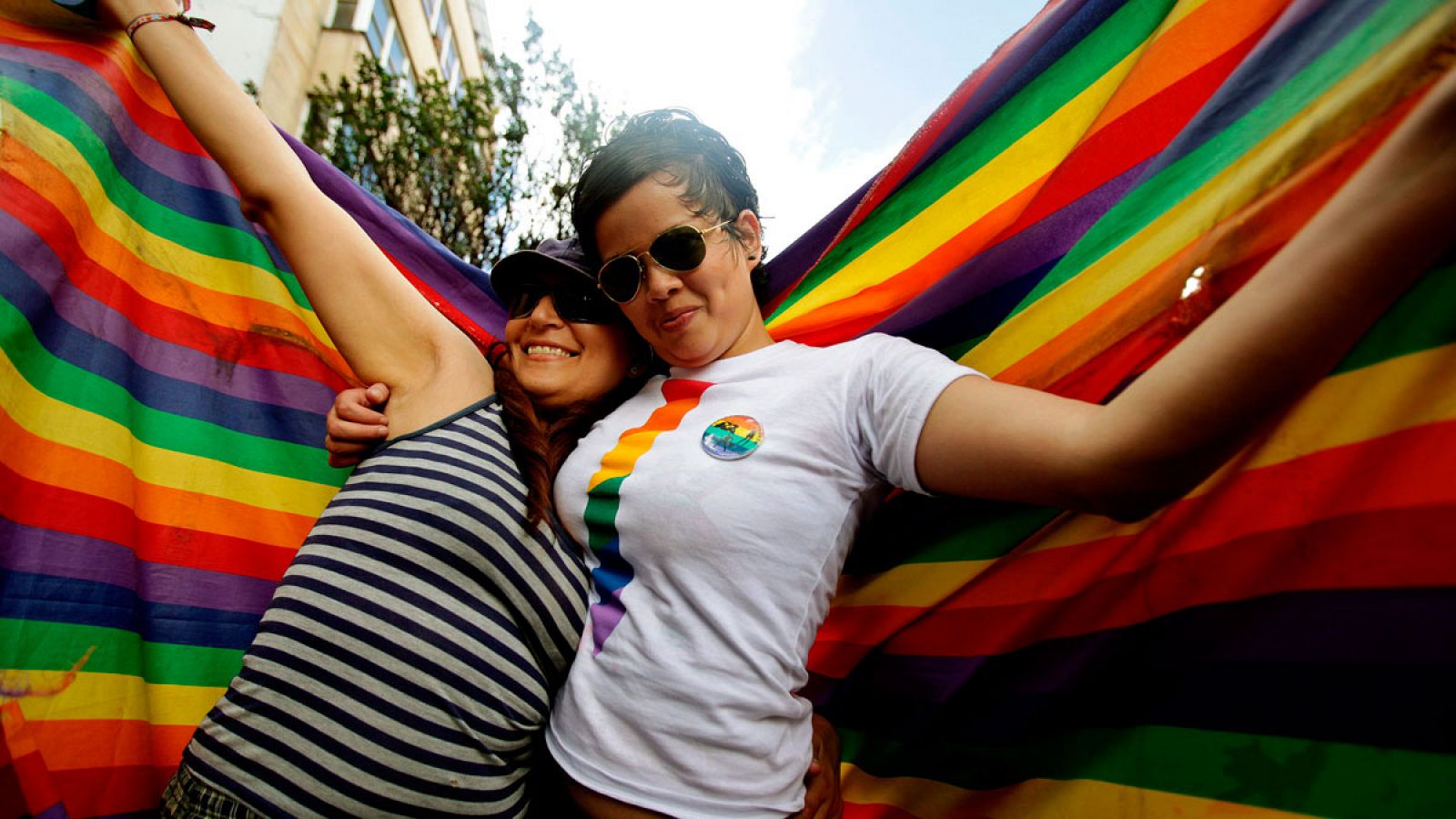 Miembros de la comunidad de lesbianas, gays, bisexuales y transexuales (LGBT) participan en el desfile del "Día del orgullo gay" en Bogotá (Colombia) en defensa de la adopción.