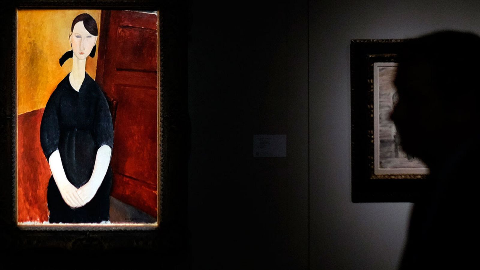 Un hombre observa el cuadro 'Paulette Jourdain', de Amedeo Modigliani, que se ha vendido en Nueva York por  38,6 millones de euros.