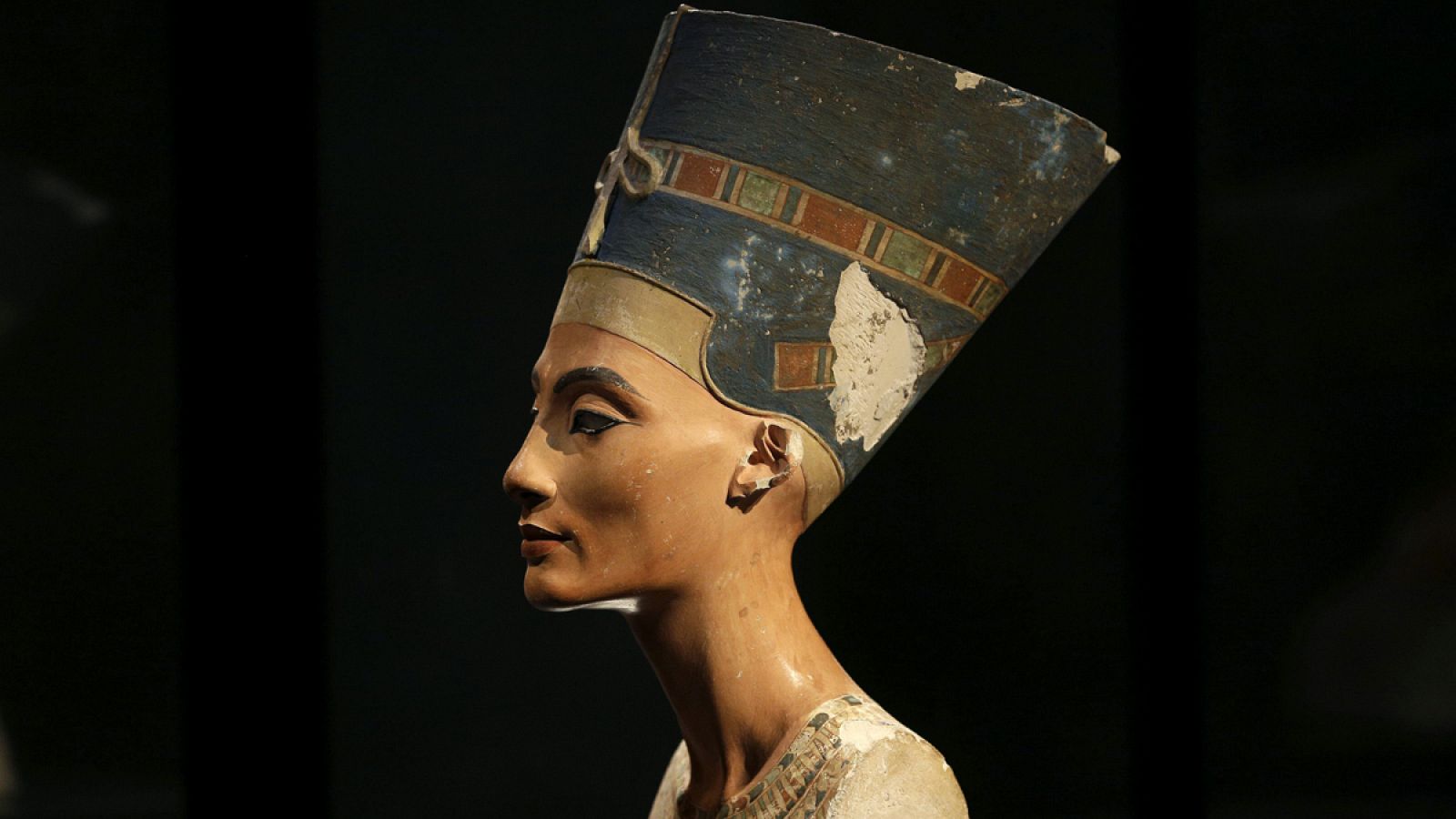 Busto de Nefertiti, descubierto en el valle egipcio de Amarna en 1912 y conservado actualmente en el Neues Museum de Berlín.