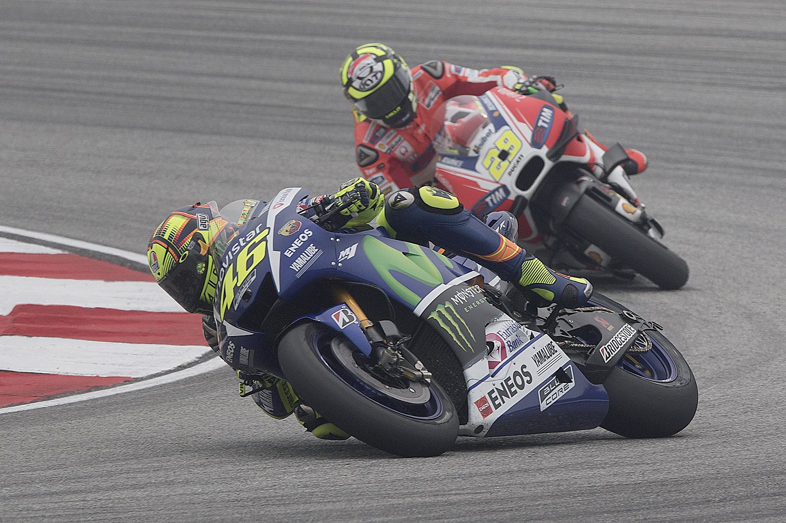 Imagen de Valentino Rossi y Andrea Iannone durante el GP de Malasia.