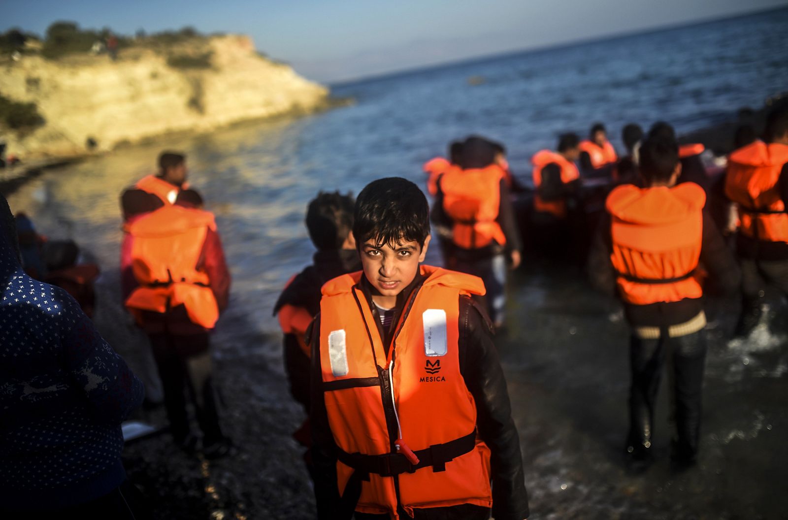 Un niño a punto de partir desde Turquía a la isla griega de Ios.