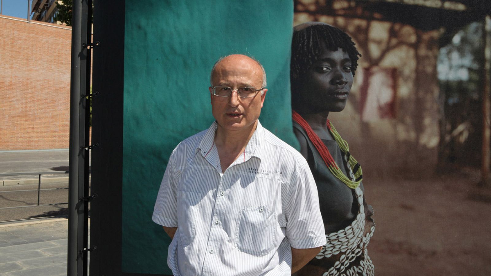 El fotógrafo Juan Manuel Castro Prieto, delante de una de sus fotografías de la exposición 'Etiopía' en Alcobendas.
