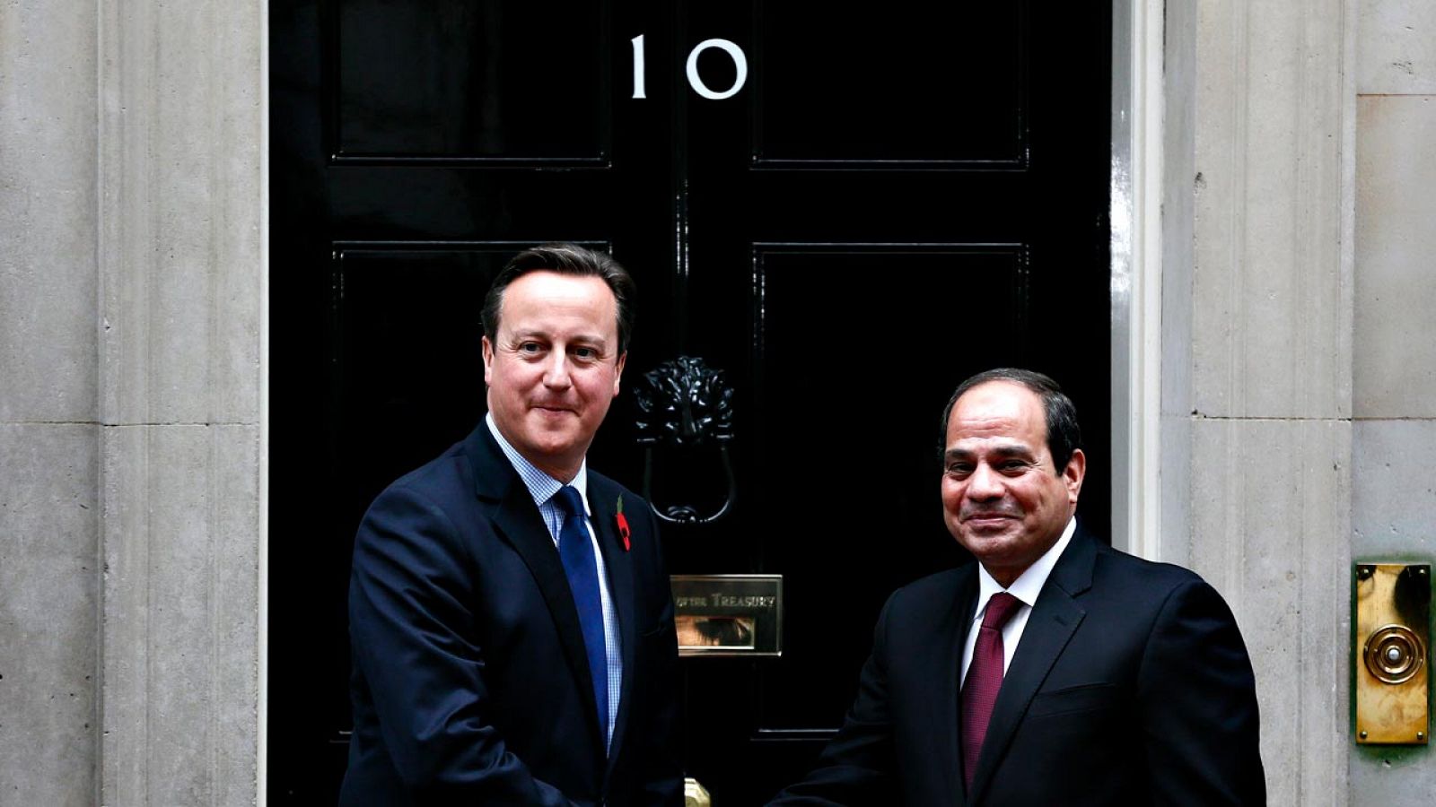 El primer ministro británico, David Cameron, y el presidente egipcio, Abdelfatah al Sisi, antes de la reunión que han mantenido en Londres