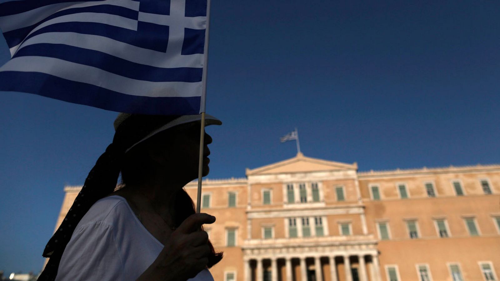 Imagen de archivo de una manifestante con una bandera griega en la plaza Syntagma, frente al Parlamento.
