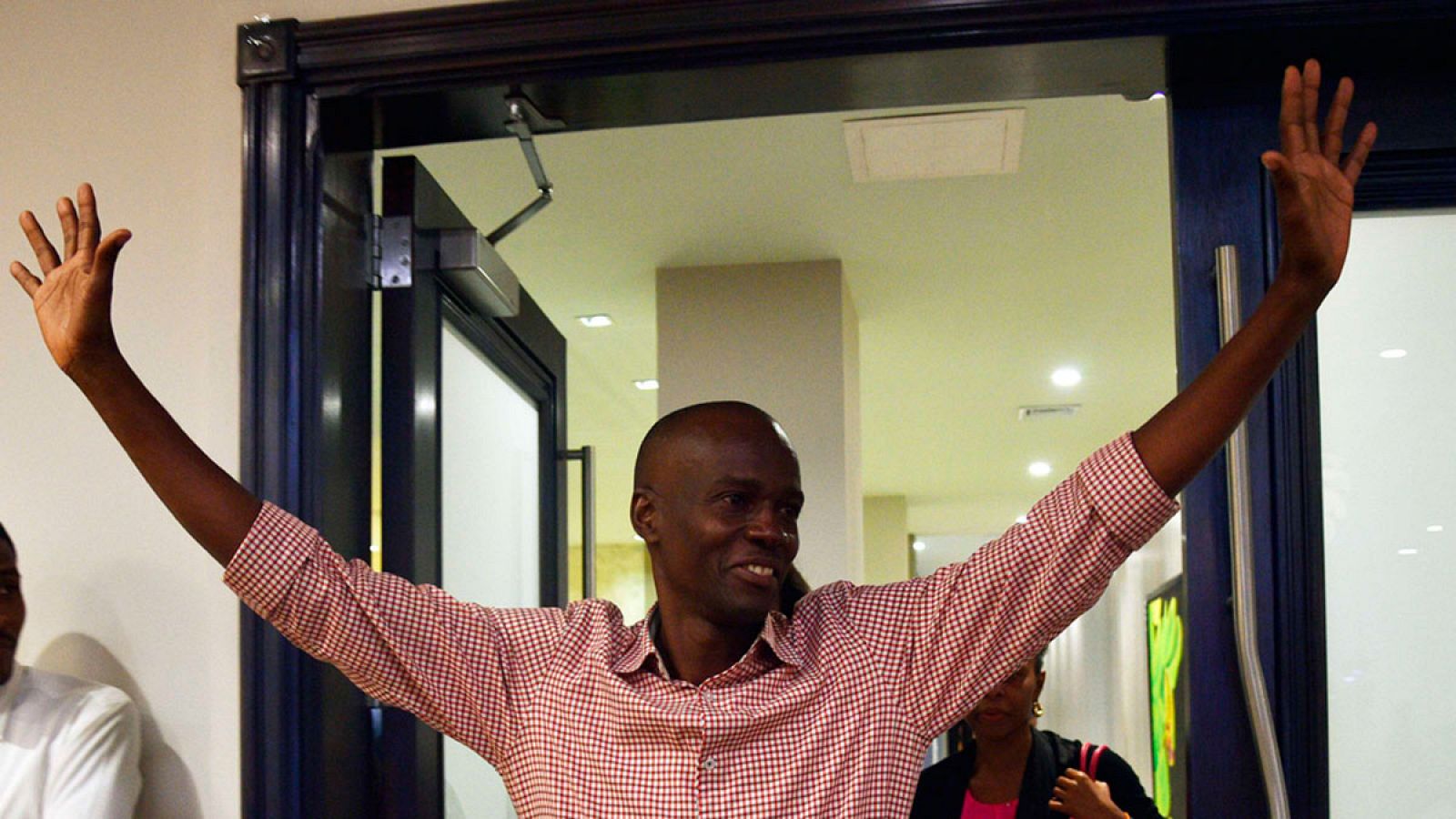 El candidato oficialista Jovenel Moise celebra los resultados de la primera vuelta a las elecciones presidenciales de Haití.