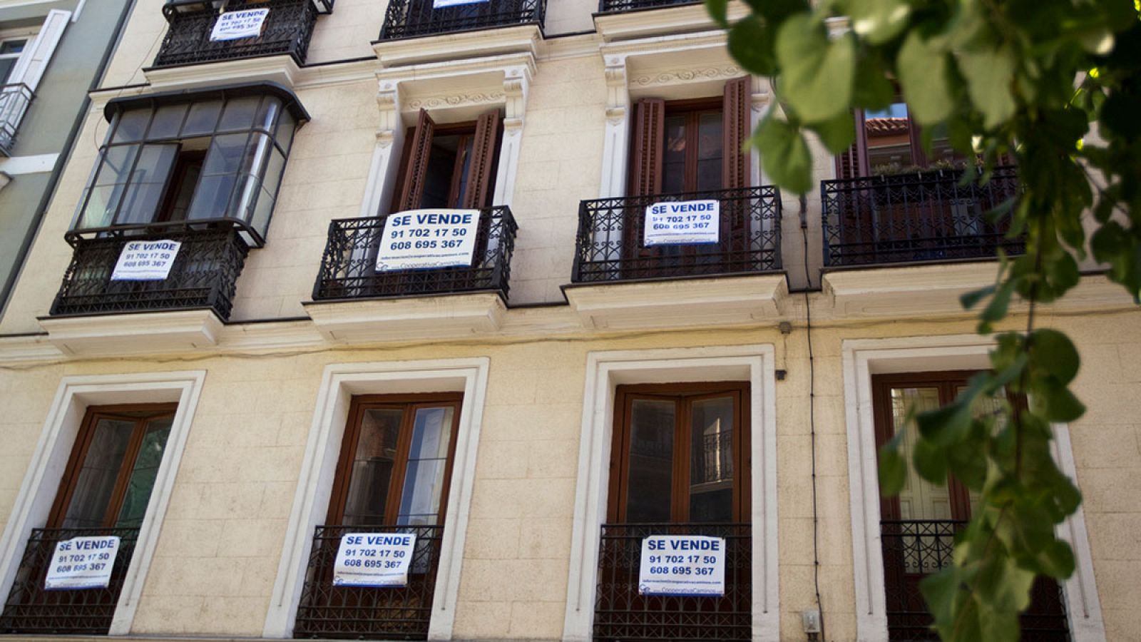 Carteles de venta de pisos en unos balcones de Madrid