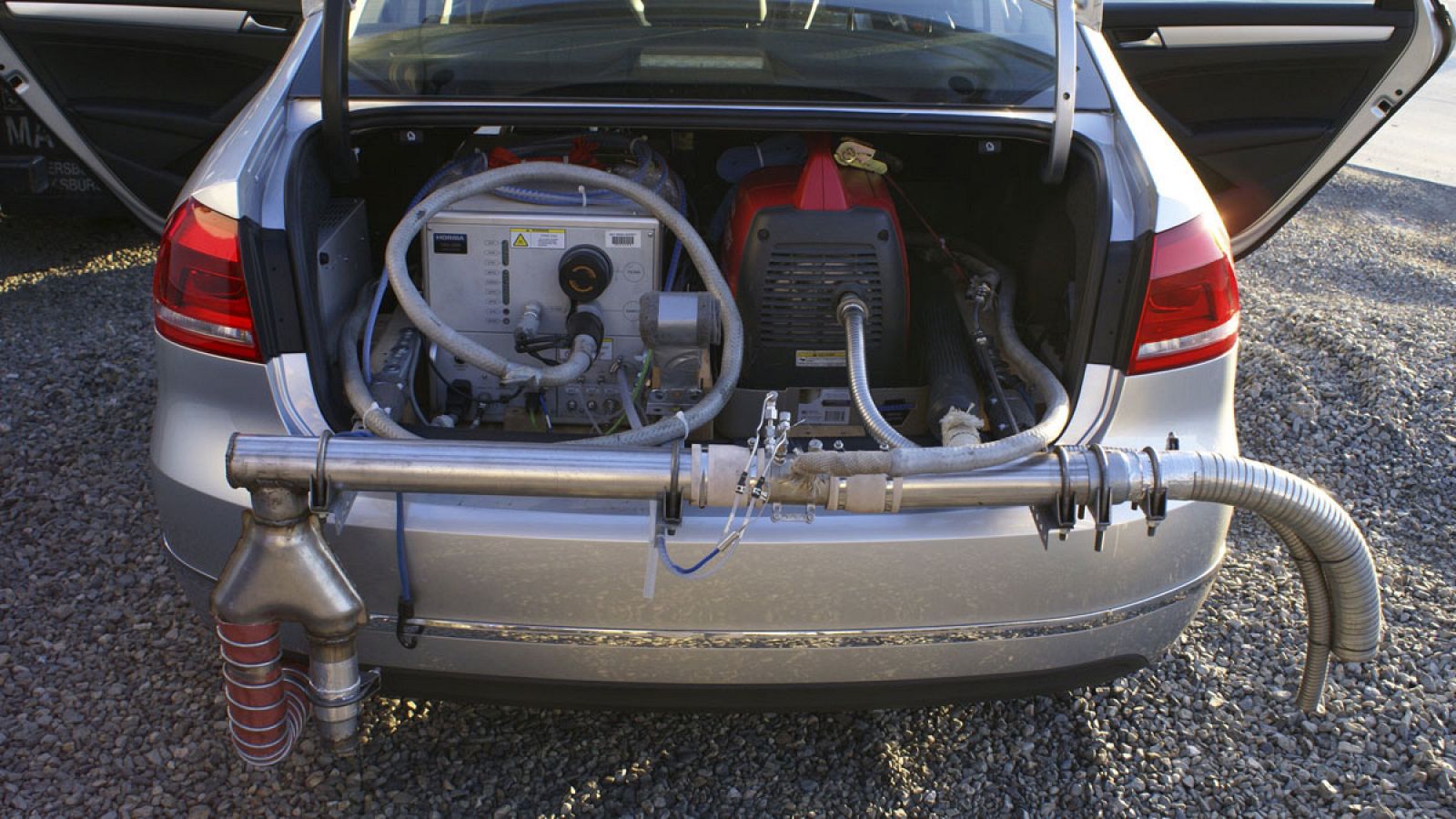 Instrumentos de medición instalados en un Volkswagen Passat para comprobar sus emisiones en circulación, durante las pruebas realizadas en la Universidad de Virginia Occidental que desvelaron el fraude