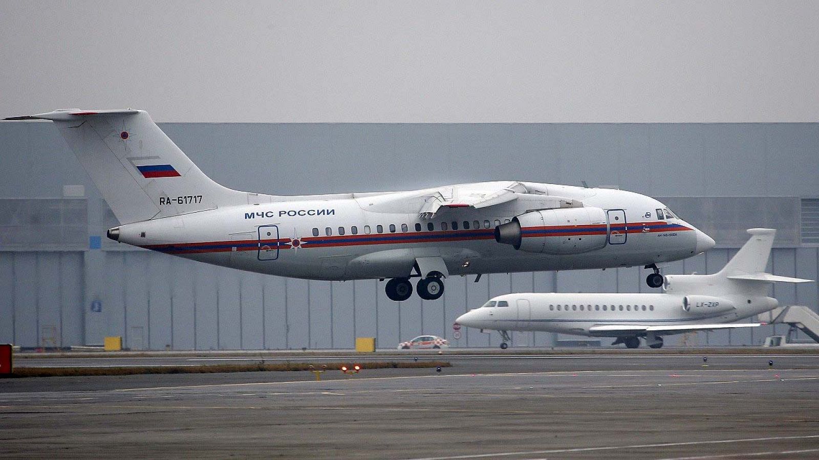 Un avión del Ministerio ruso de Emergencias, con restos de las víctimas del vuelo Airbus A321, llega al aeropuerto de Pulkovo, en San Petersburgo. REUTERS/Dmitry Lovetsky/Pool
