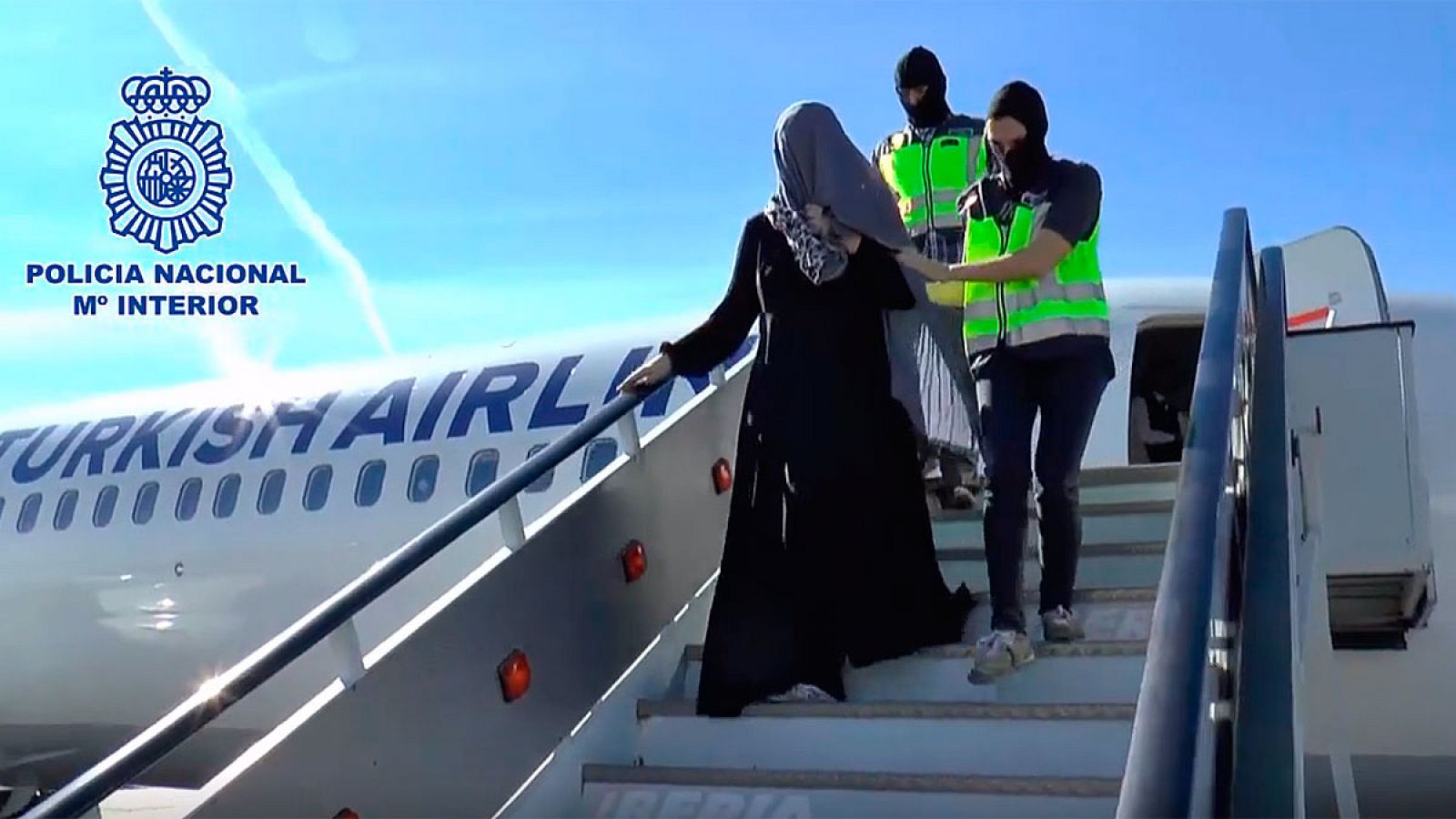 Momento del arresto de la española en Málaga por su presunta vinculación al Estado Islámico