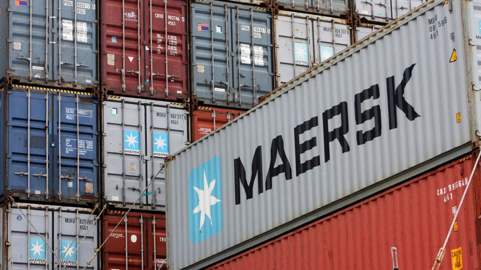 Contenedores de Maersk en el puerto de Bremerhaven al norte de Alemania