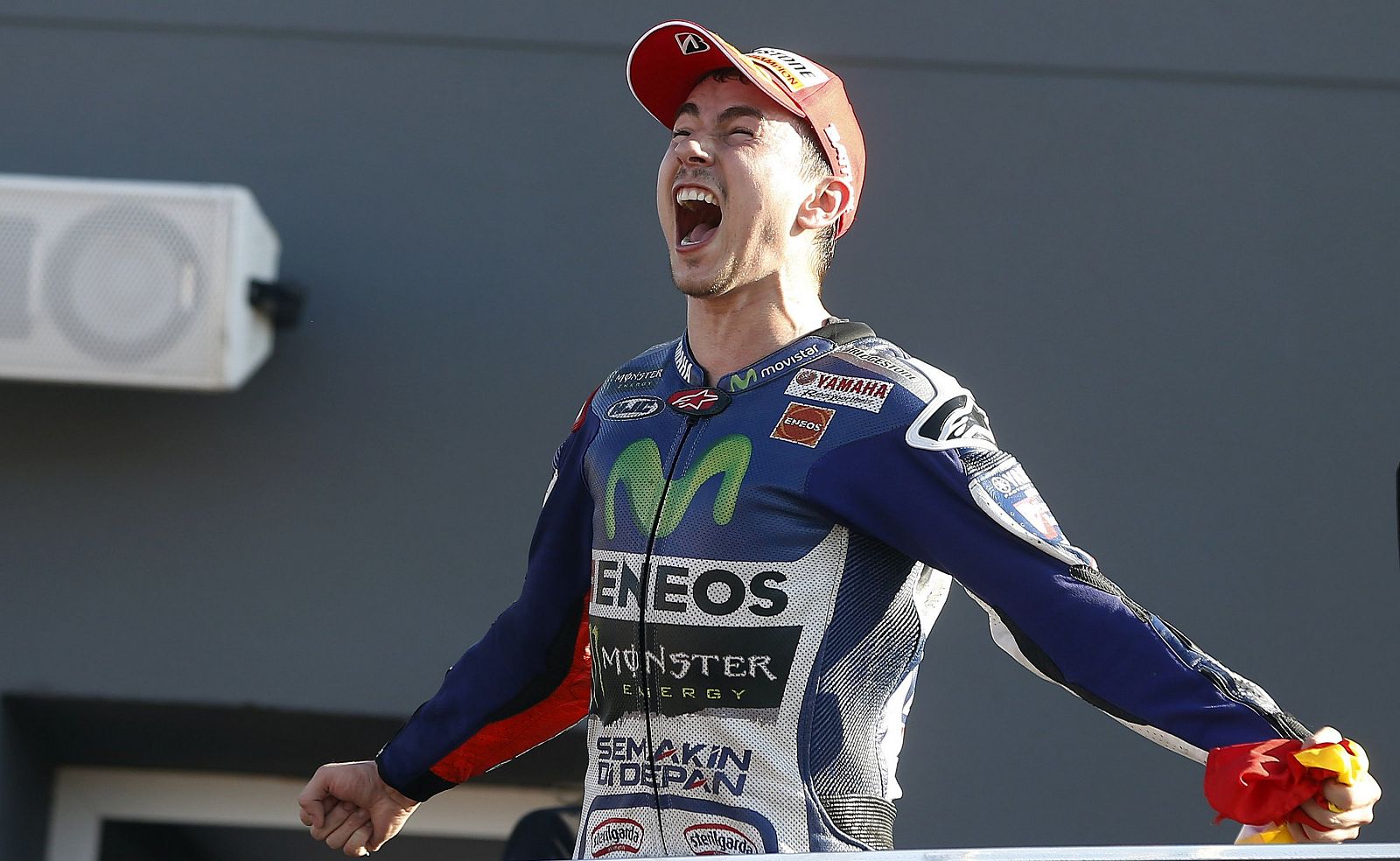 Lorenzo (Yamaha) celebra en el podio su tercer Mundial en MotoGP.