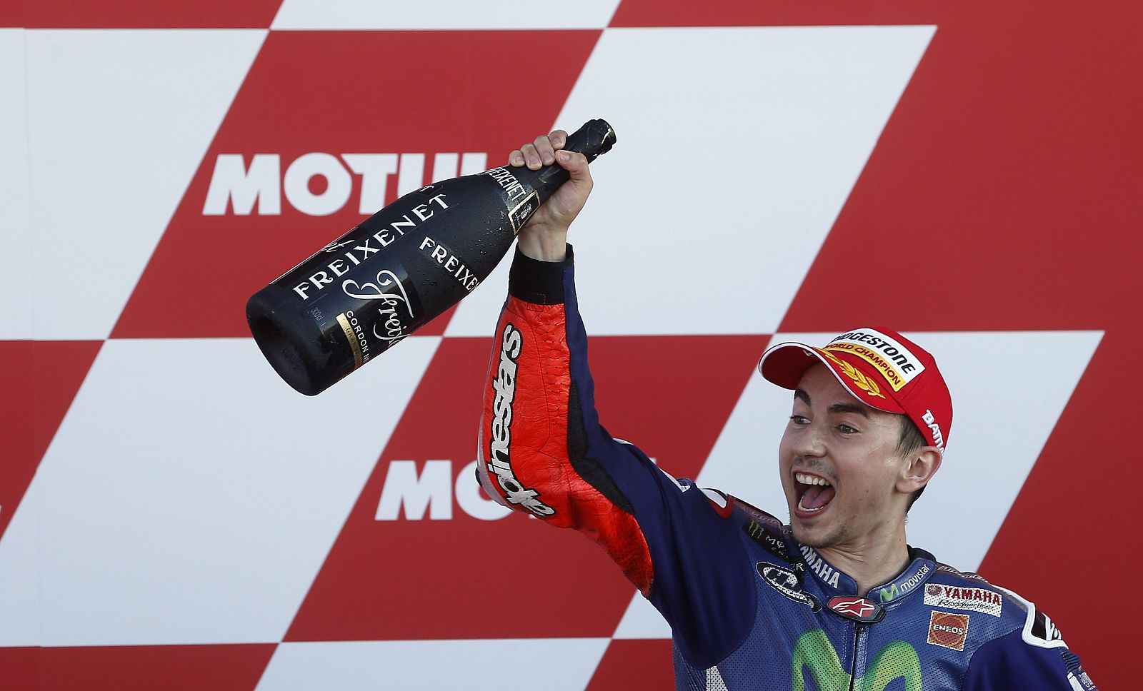 Lorenzo (Yamaha) celebra su victoria tras ganar la carrera y el mundial de MotoGP.