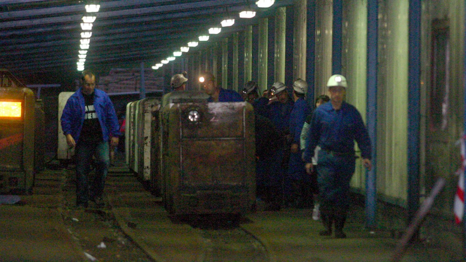 Varios mineros en el pozo leonés de carbón de Santa Cruz del Sil