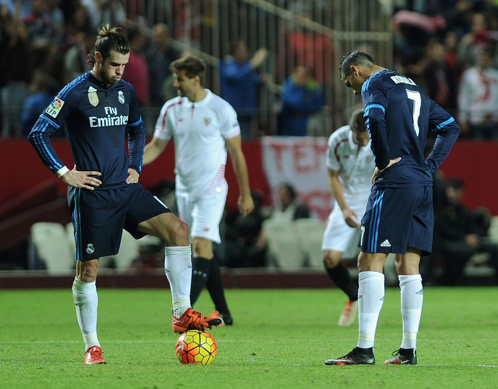 Gareth Bale y Cristiano Ronaldo se disponen a sacar de centro tras un gol del Sevilla.