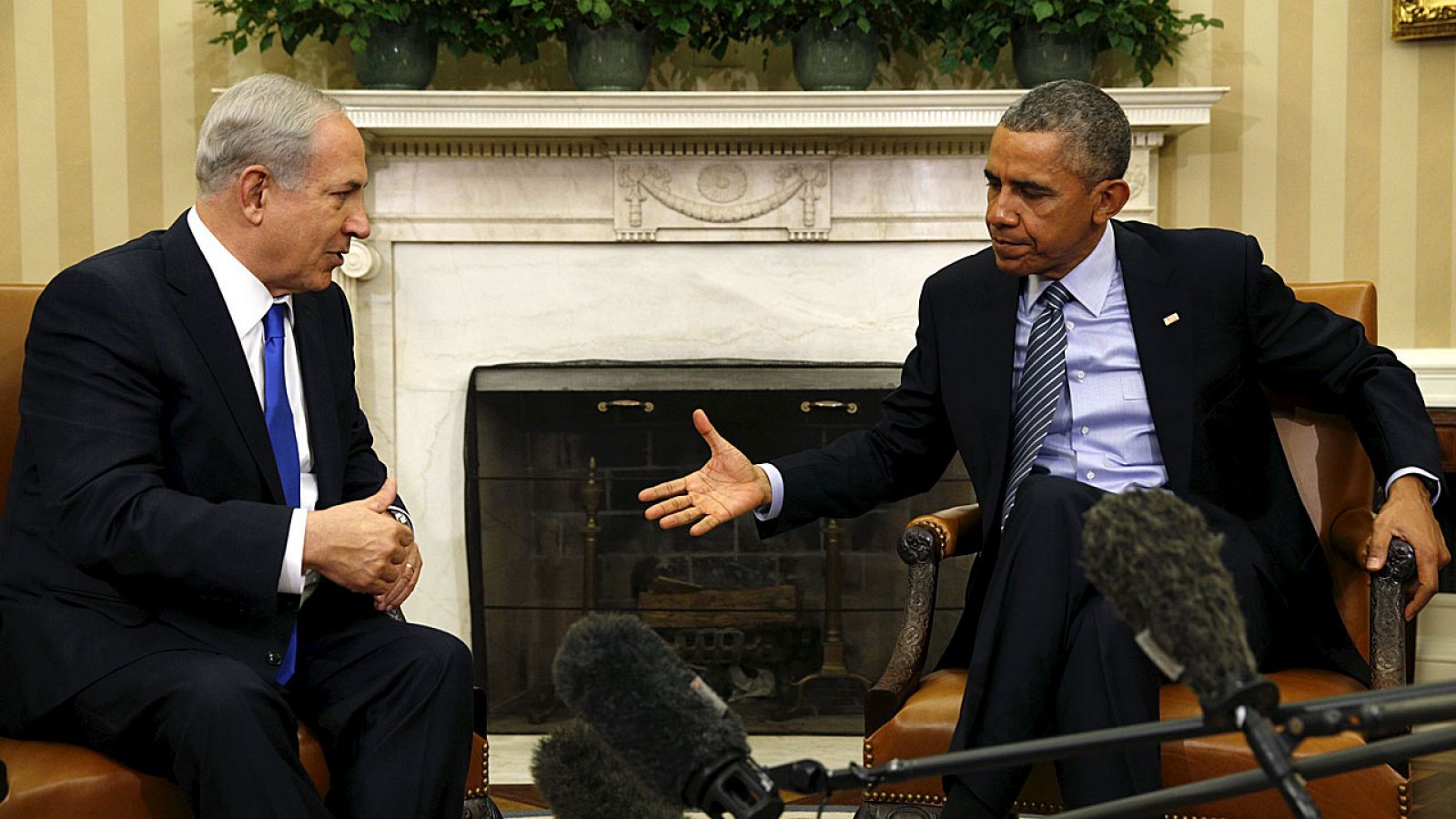 El primer ministro israelí, Benjamin Netanyahu, conversa con el presidente estadounidense Barack Obama, durante la reunión que han mantenido este martes en la Casa Blanca.