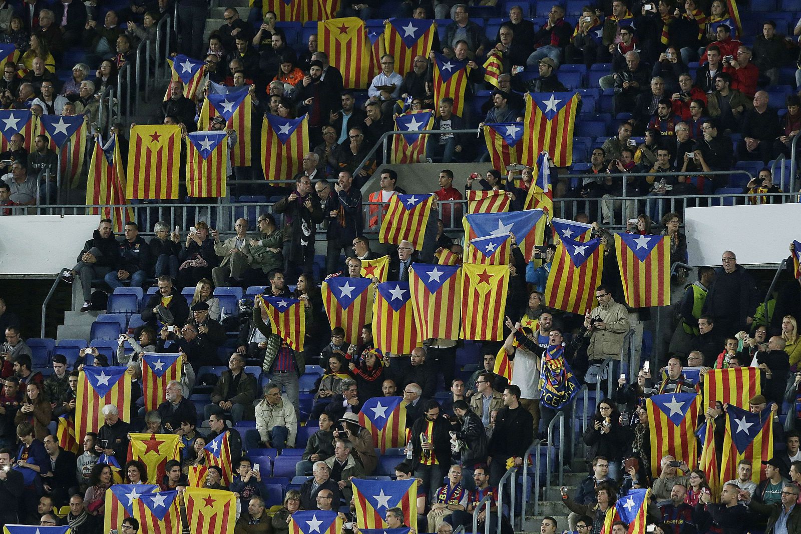 Los aficionados del Bacelona con las esteladas en el Camp Nou.