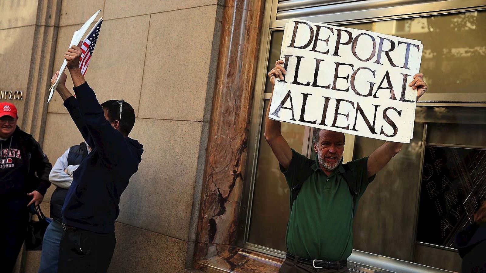 Partidarios del candidato en las primarias republicanas a la presidencia Donald Trump exhiben carteles con el lema "Deportad a los extranjeros ilegales", el 3 de noviembre de 2015, en Nueva York. Spencer Platt/Getty Images/AFP