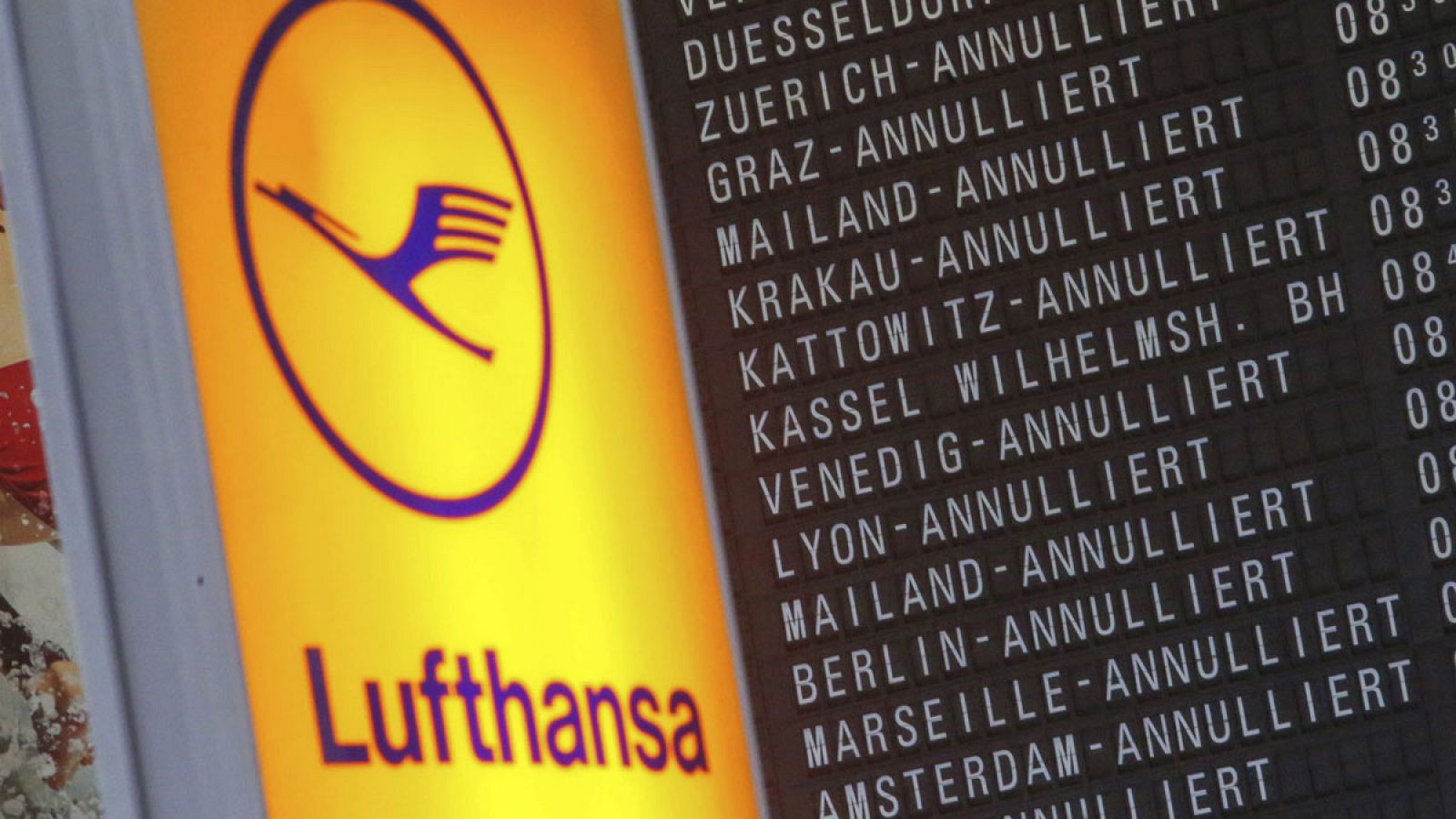 Un panel muestra información de los vuelos cancelados de Lufthansa en el aeropuerto de Fráncfort