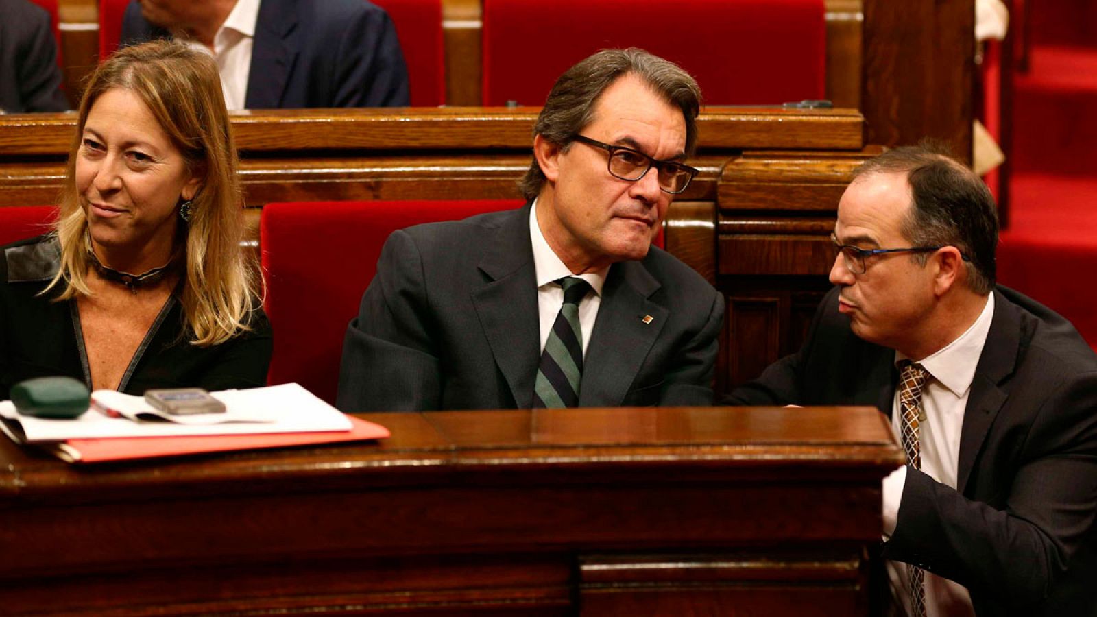 Artur Mas, junto a su vicepresidenta, Neus Munté, conversa con el portavoz de Junts pel Si, Jordi Turull.