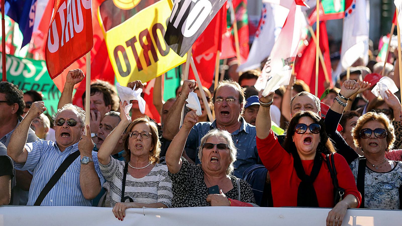 Manifestantes reunidos por el mayor sindicato de Portugal muestran su respaldo a un acuerdo de izquierdas que ponga fin a la austeridad.
