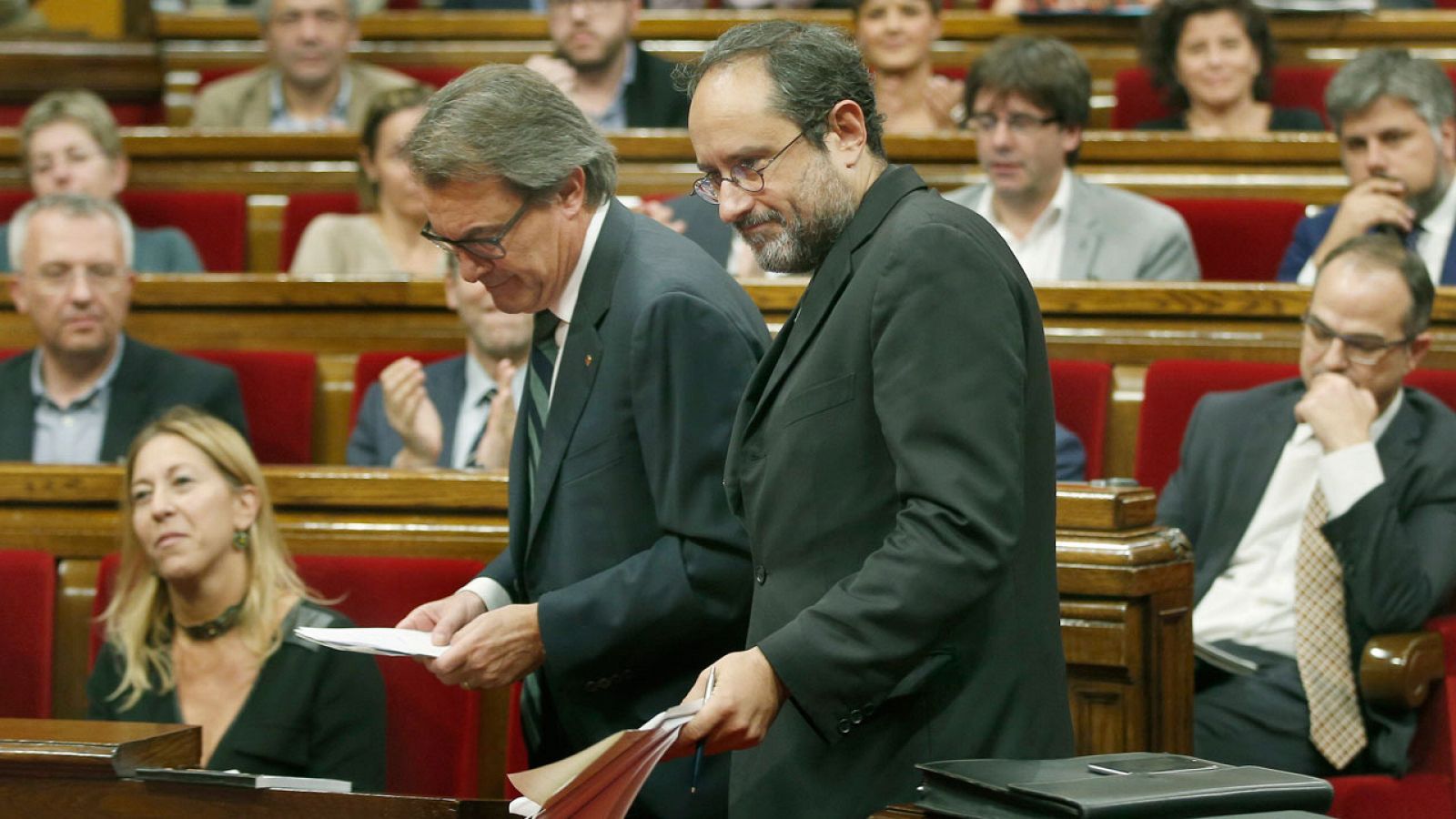 El líder de la CUP, Antonio Baños (d), junto al presidente catalán en funciones, Artur Mas.