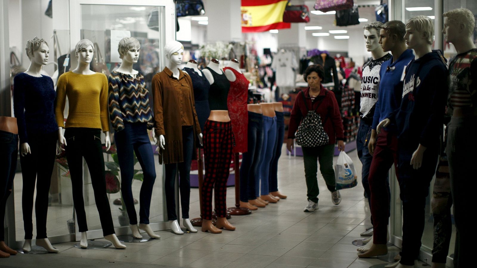 Una mujer sale de un comercio en Murcia