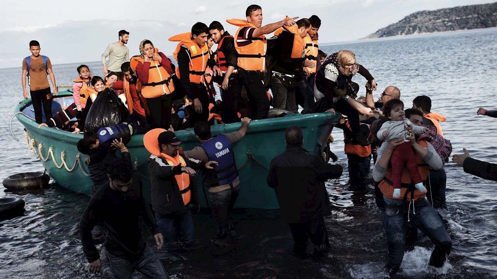 Refugiados llegan a la isla griega de Lesbos tras cruzar el Egeo desde Turquía, el 10 de noviembre de 2015. AFP PHOTO / ARIS MESSINIS