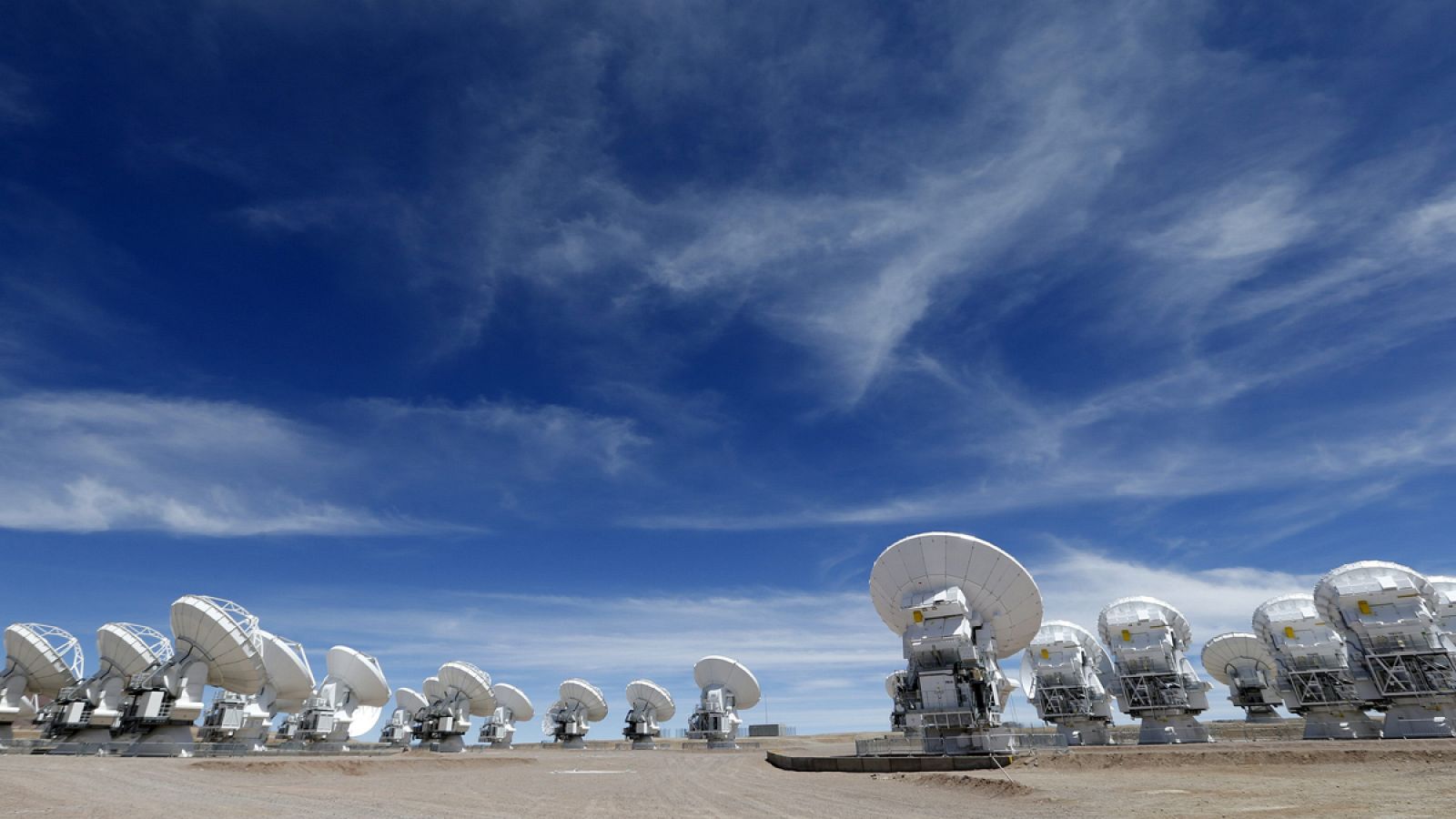 Vista general del conjunto de antenas radiotelescópicas que forman parte del Atacama Large Milimeter Array (ALMA).