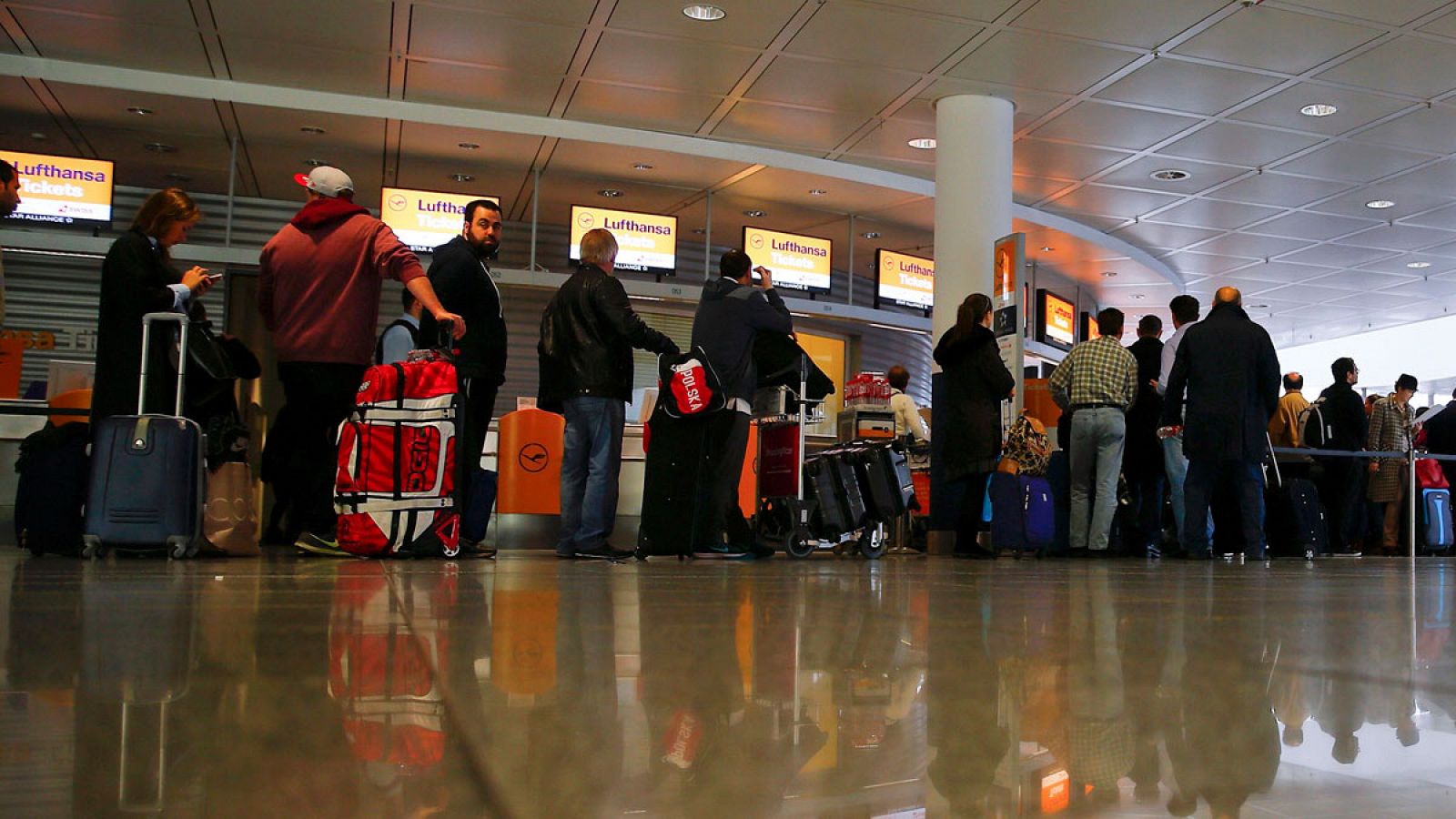 Pasajeros haciendo cola ante los mostradores de facturación de Lufthansa en Múnich