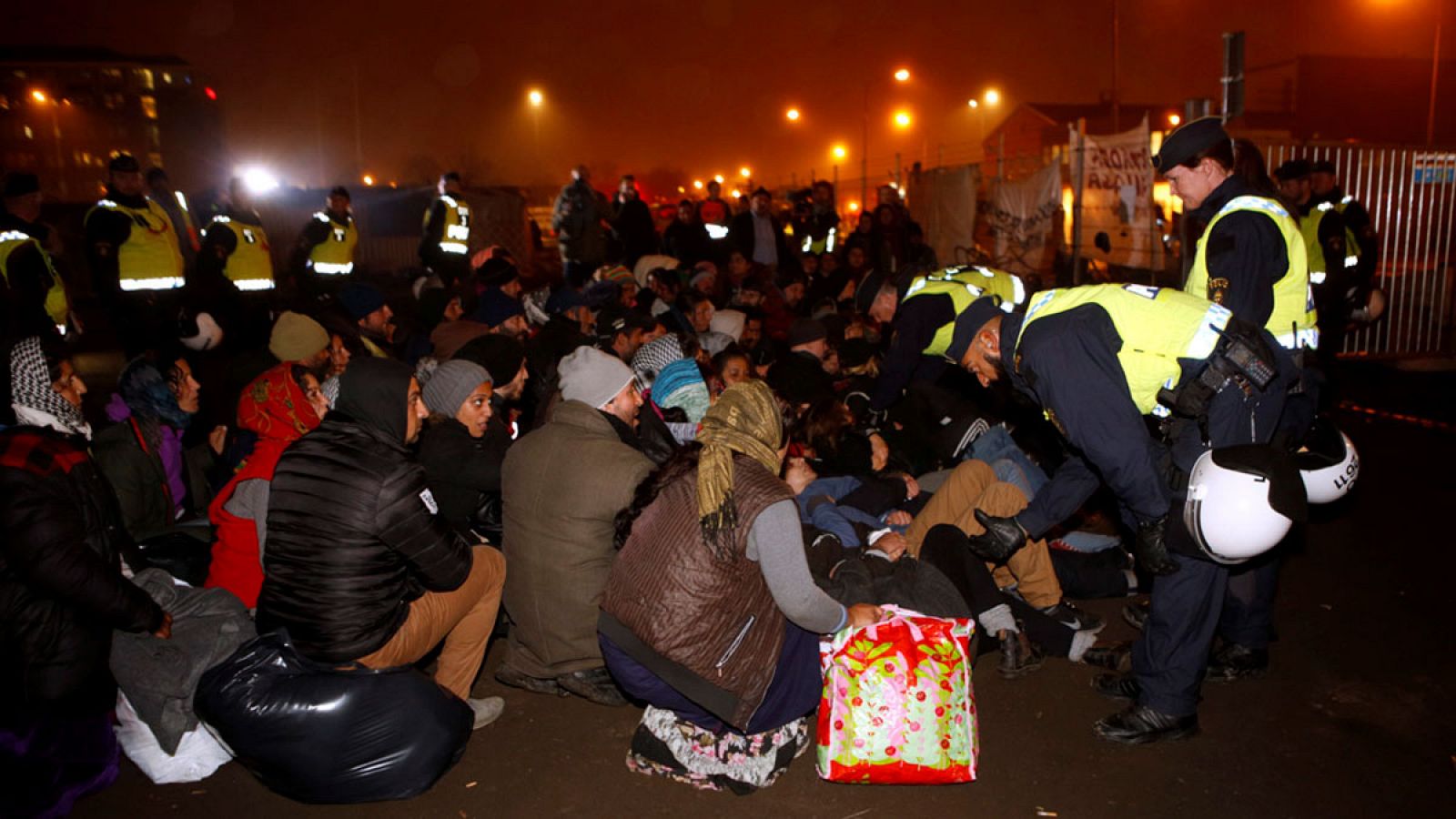 Agentes de la policía desalojan un campamento ilegal de refugiados en Malmoe (Suecia) a principios de noviembre.