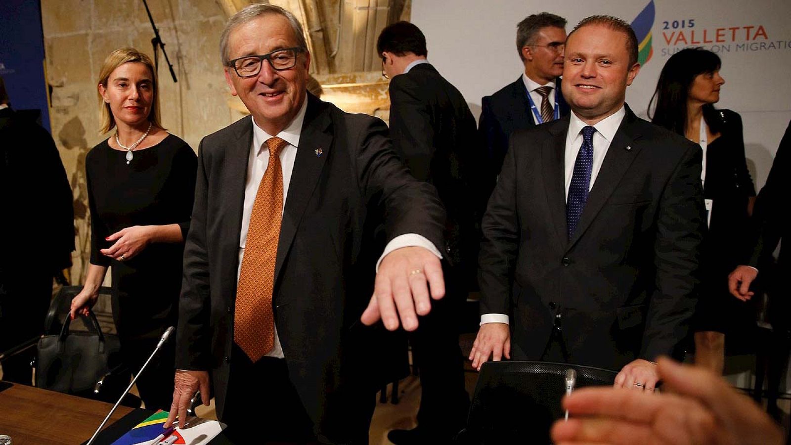 El presidente de la Comisión Europea Jean-Claude Juncker, junto al primer ministro de Malta Joseph Muscat (d) y a la alta representante de la Unión Europea para Asuntos Exteriores y Pólítica de Seguridad Federica Mogherini en La Valeta