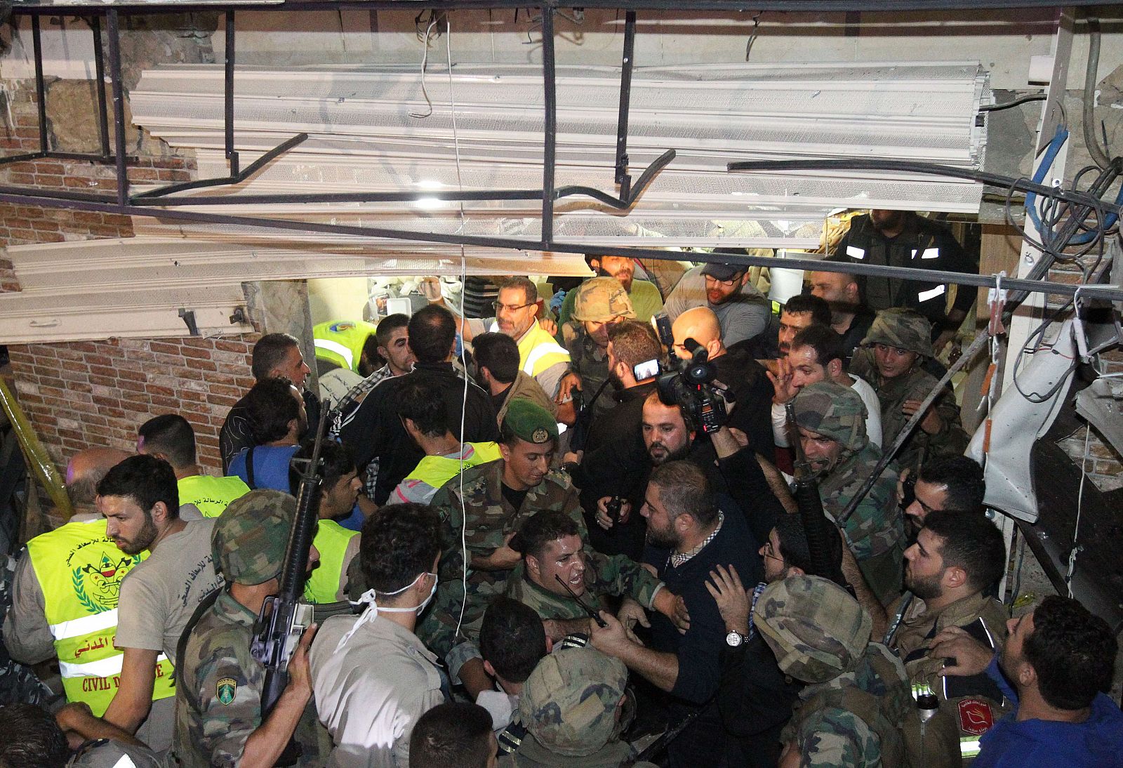 Equipos del servicio de emergencias y soldados se agolpan en el escenario del atentado en Beirut