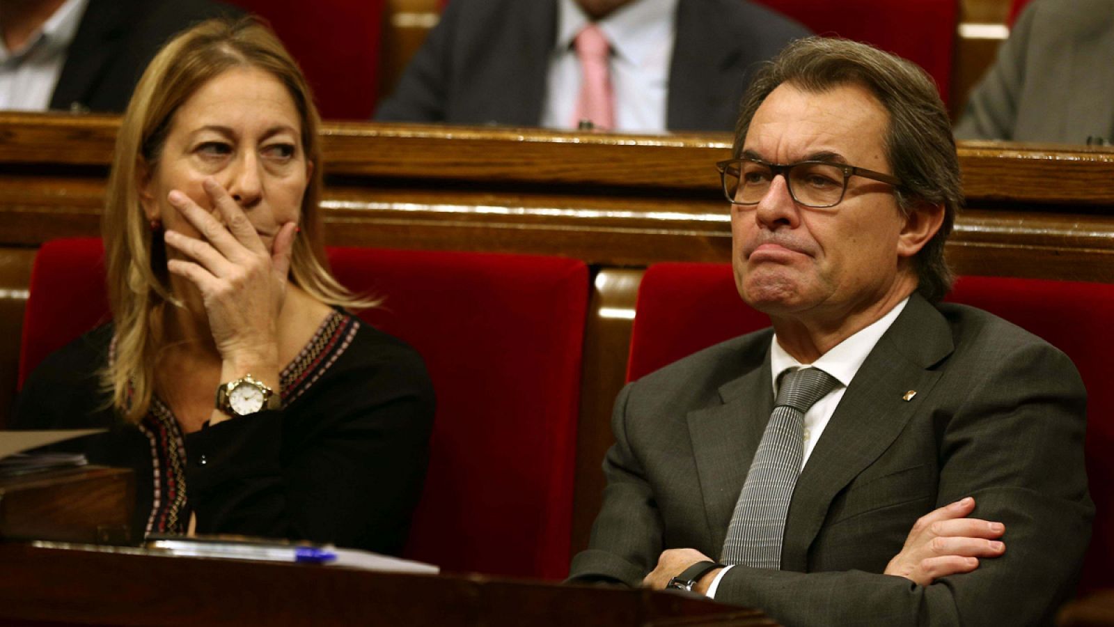 El presidente de la Generalitat en funciones, Artur Mas, y la vicepresidenta Neus Munté, durante la votación en el segundo debate de investidura en el Parlament de Cataluña