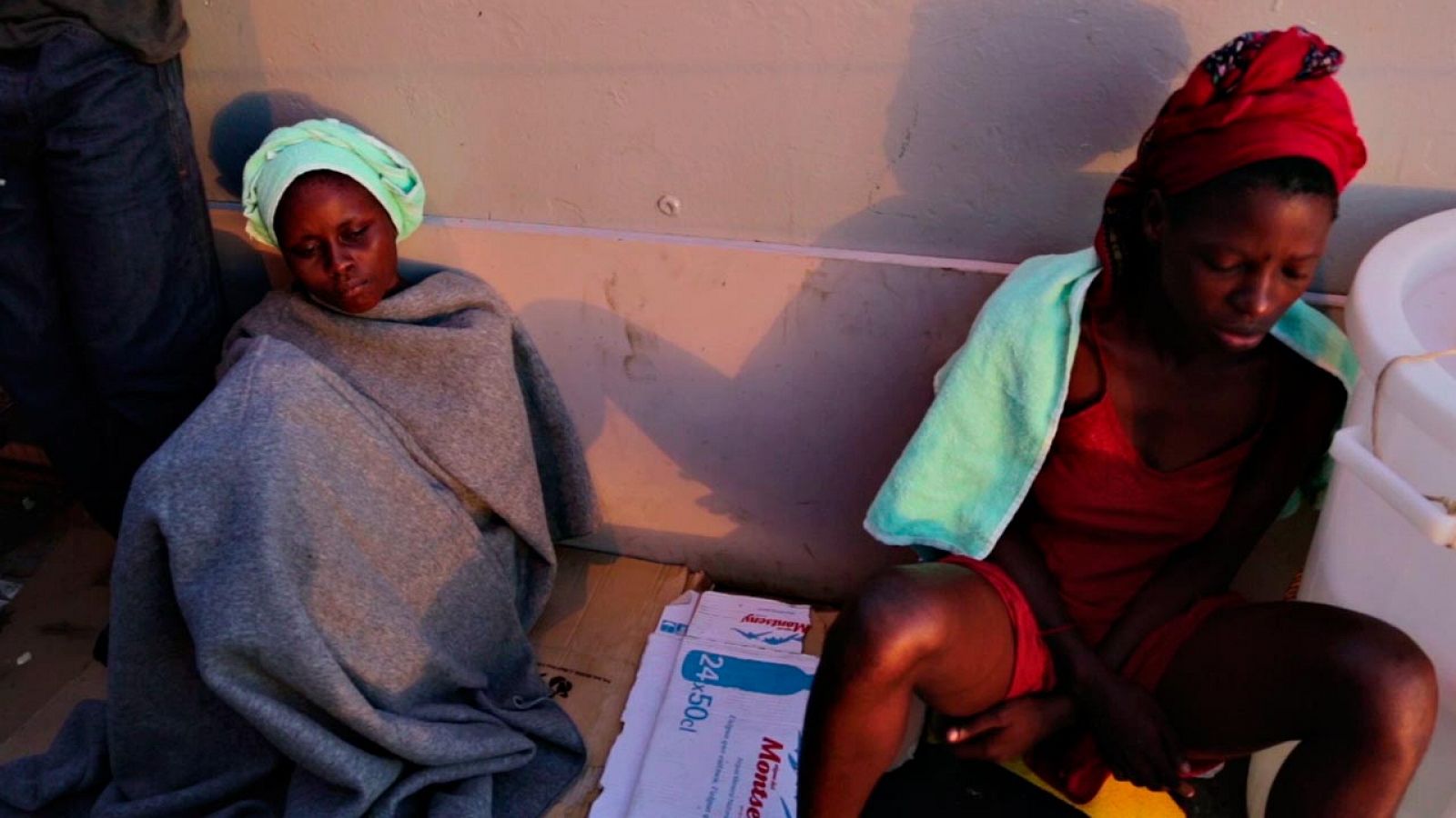 Dos mujeres tras ser rescatadas de aguas del Mediterráneo por el barco de MSF 'Dignity'