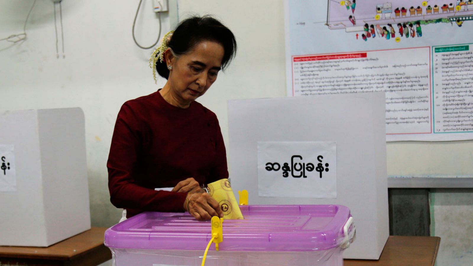 La premio Nobel de la Paz, Aung San Suu Kyi, deposita su voto durante las elecciones legislativas celebradas el 8 de noviembre.