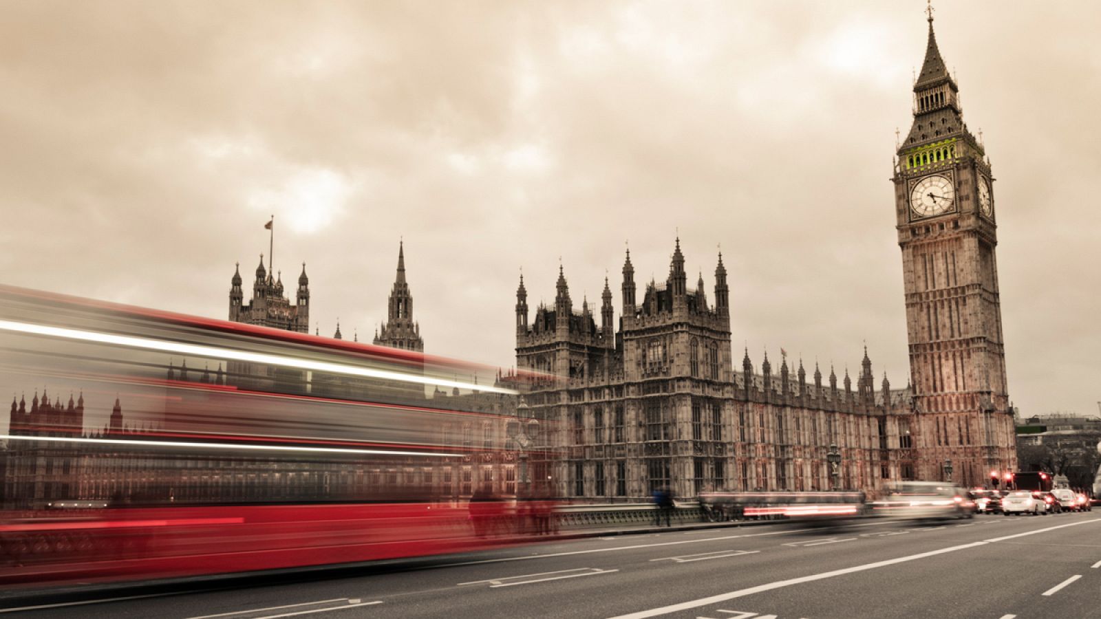 Un autobús circula junto al Big Ben en Londres