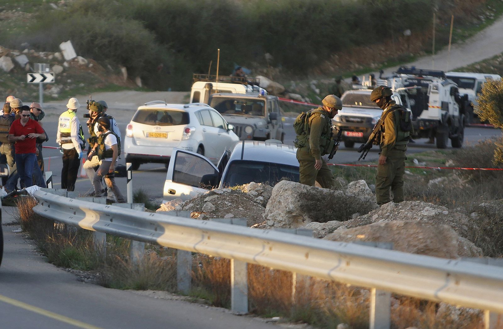 Las autoridades israelíes investigan el lugar donde dos colonos han muerto tiroteados cuando viajaban en coche