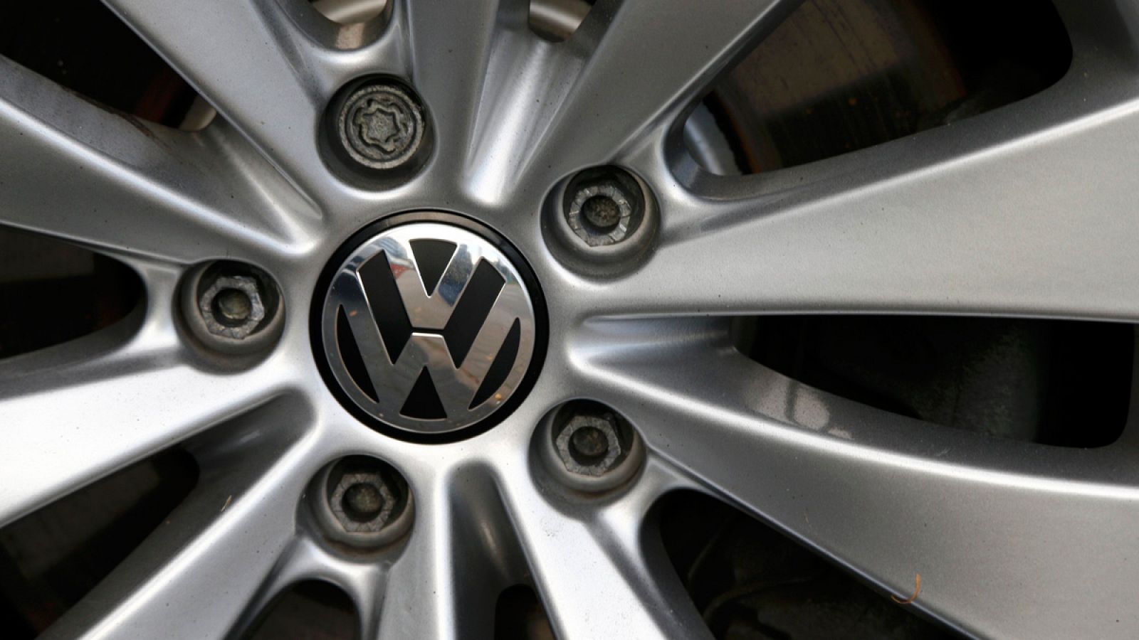 El logo de Volkswagen en una ruega de uno de los vehículos de la marca