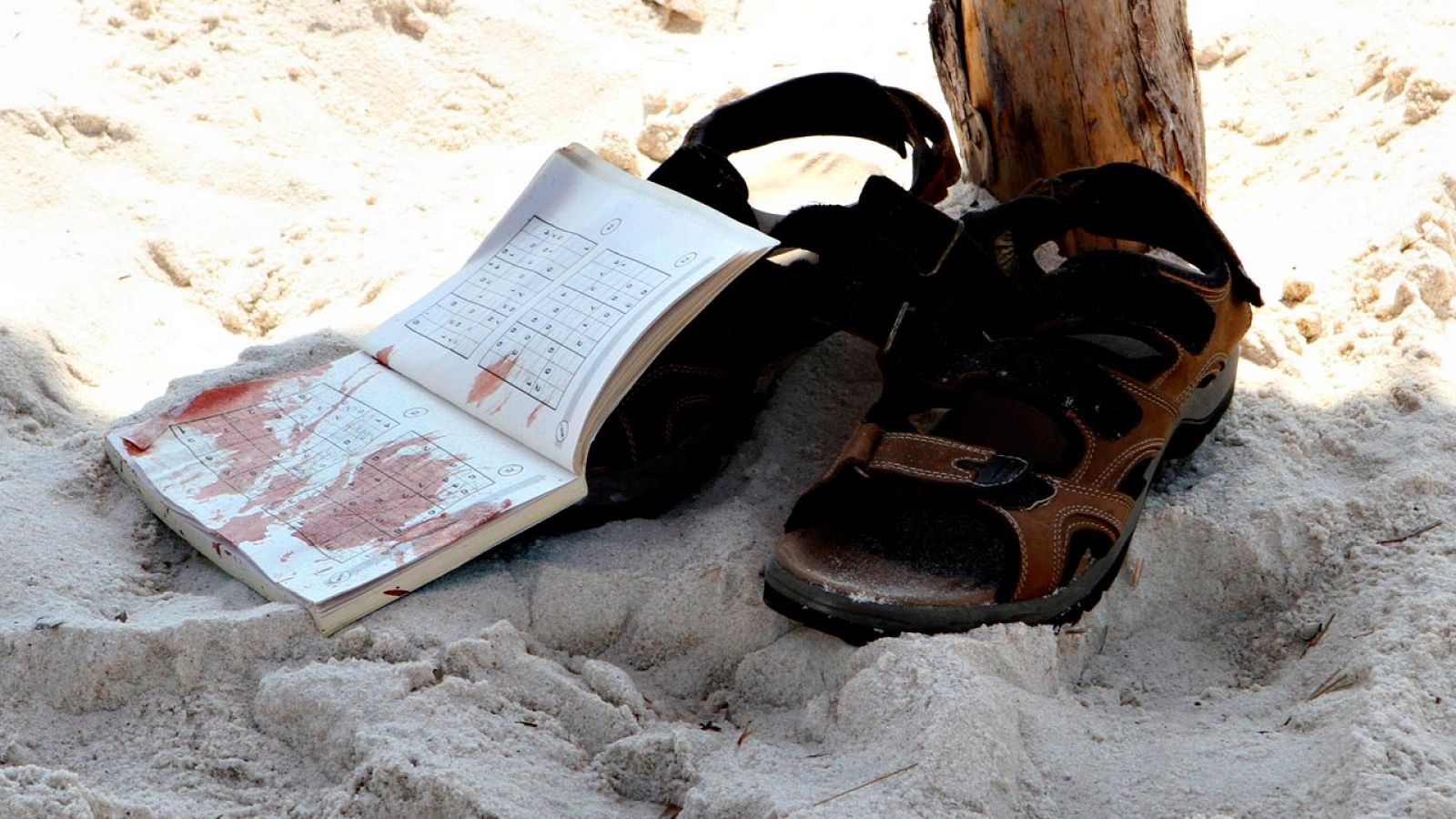 Unas chanclas en la playa de Susa tras el último atentado
