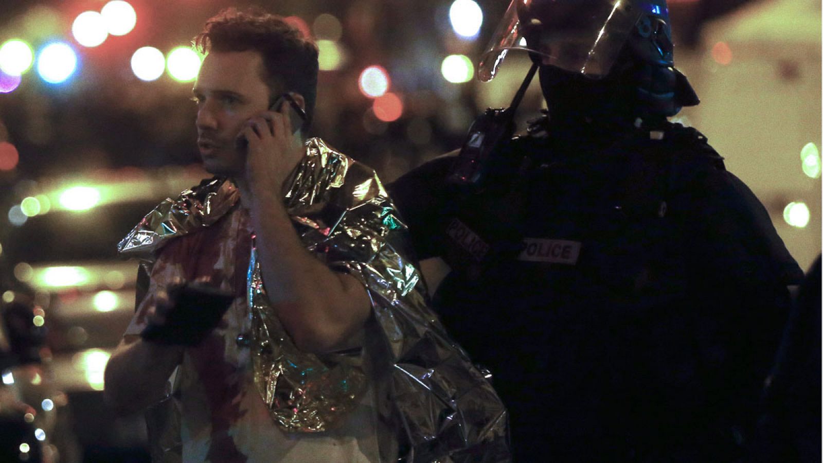 Atentado en París: Un testigo de la toma de rehenes en la sala Le Bataclan habla por teléfono tras el asalto de la policía
