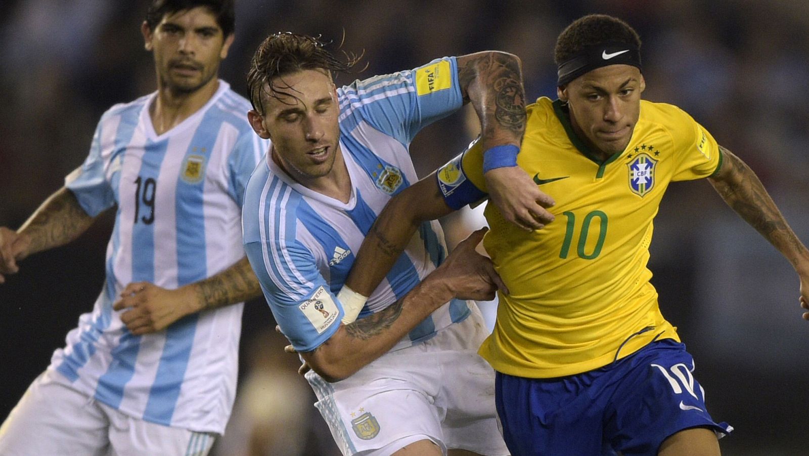 Neymar trata de superar la marca de Lucas Biglia